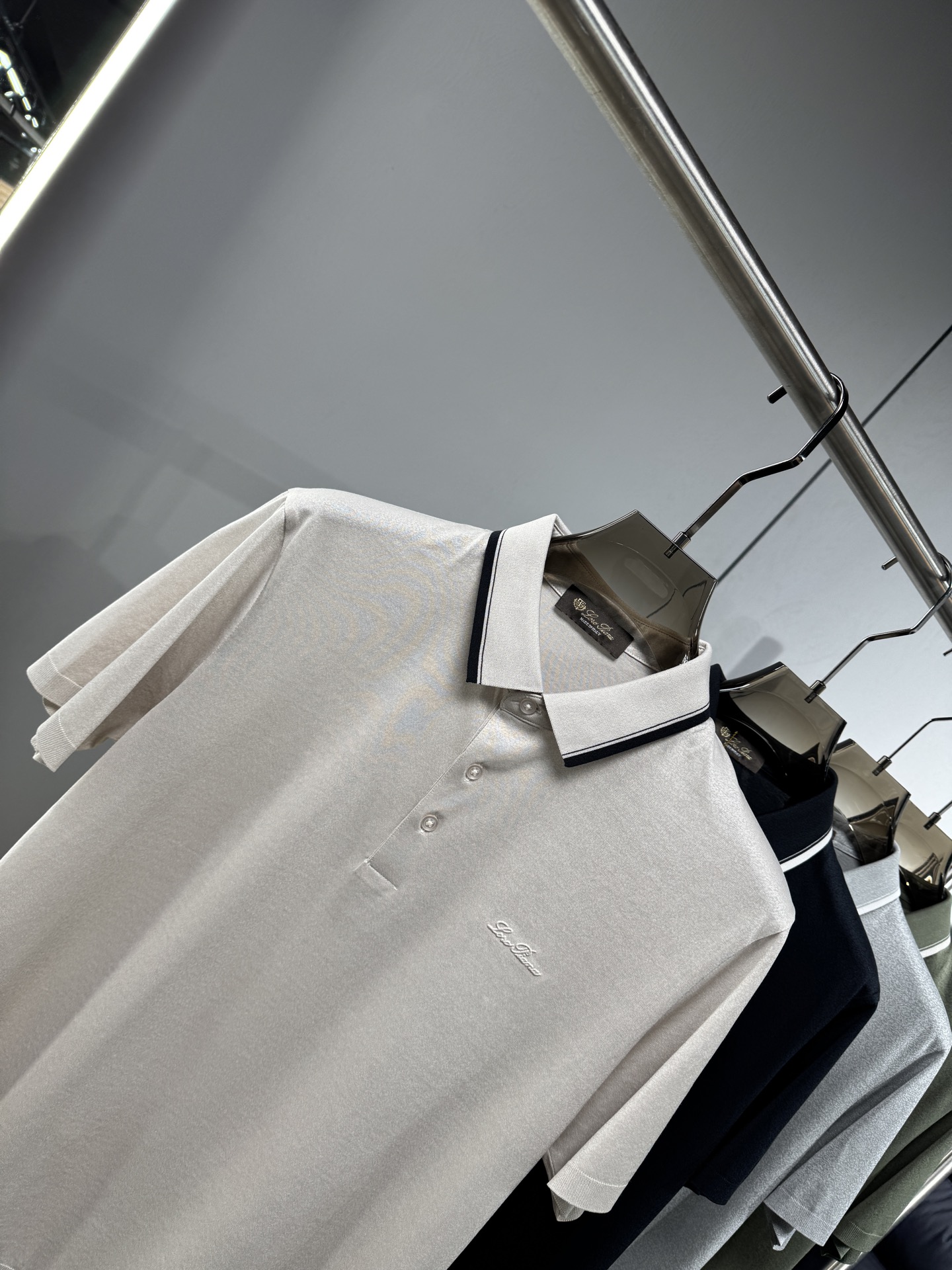 上新 26ss Loro Piana 春夏新款花灰起脚平纹短袖 原版定制 轻薄透气 上身丝滑舒适 高端大