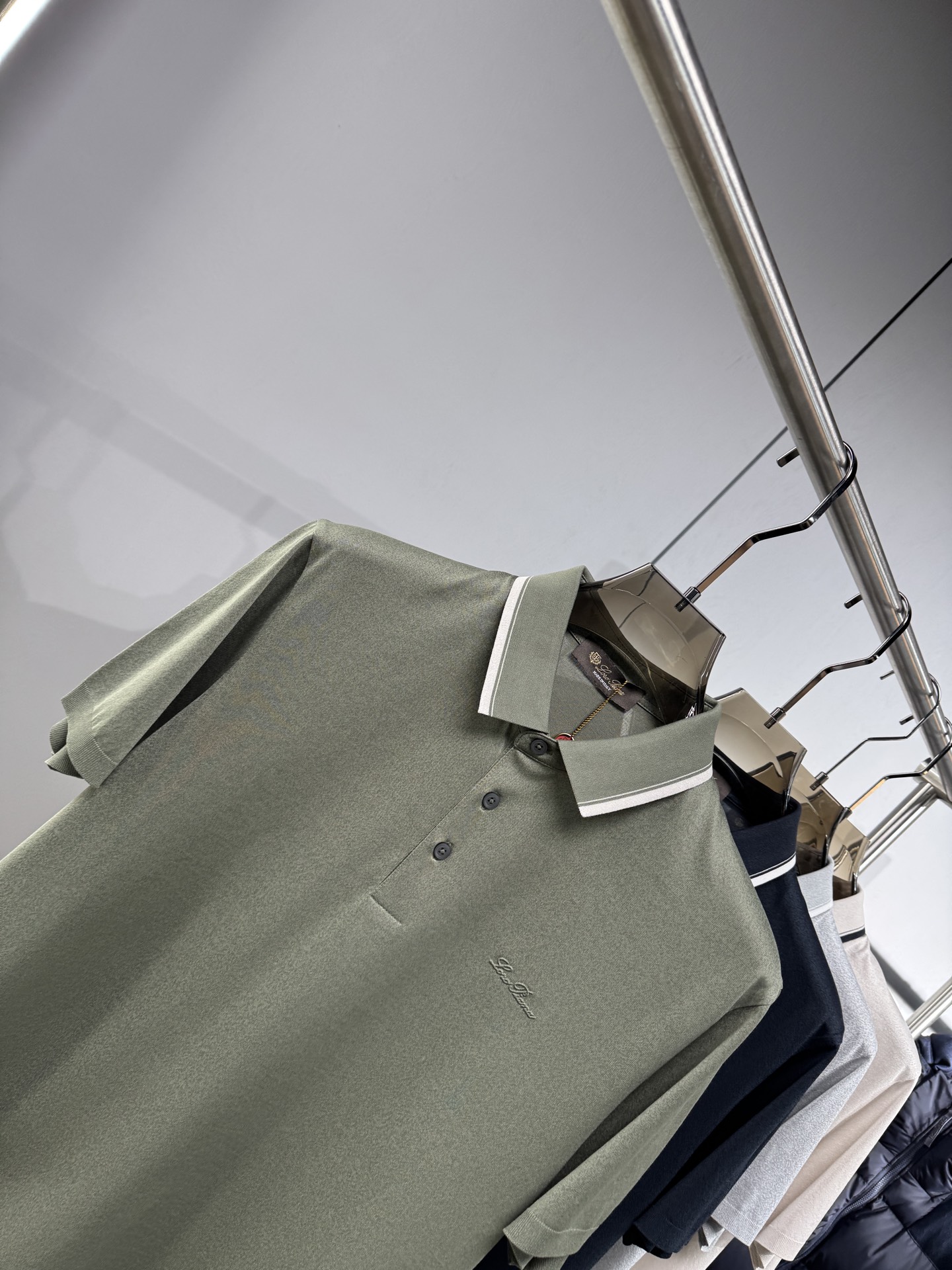 上新 26ss Loro Piana 春夏新款花灰起脚平纹短袖 原版定制 轻薄透气 上身丝滑舒适 高端大