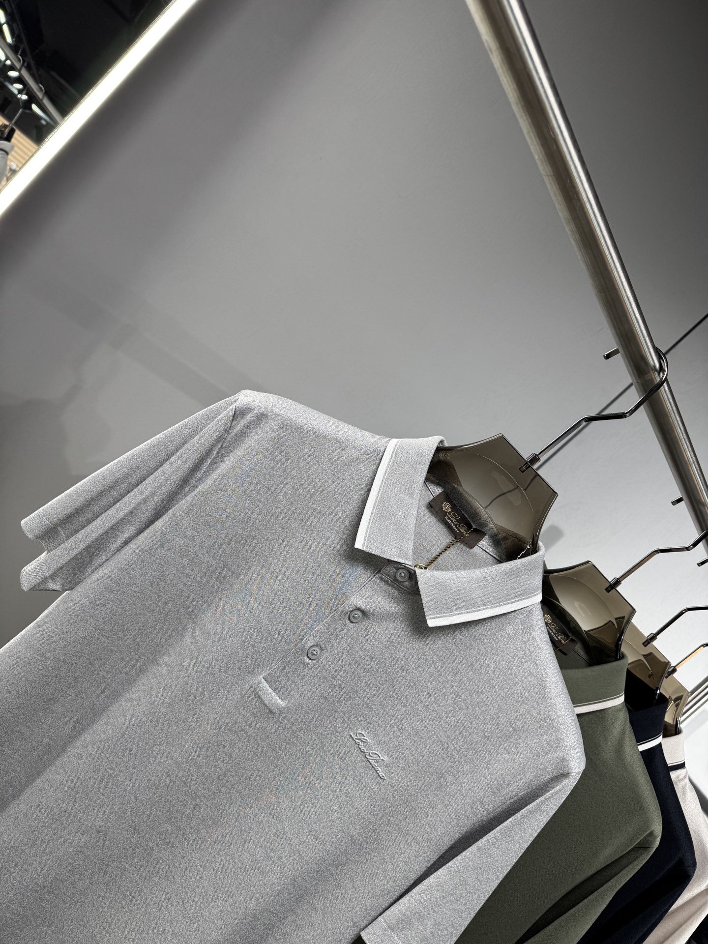 上新 26ss Loro Piana 春夏新款花灰起脚平纹短袖 原版定制 轻薄透气 上身丝滑舒适 高端大