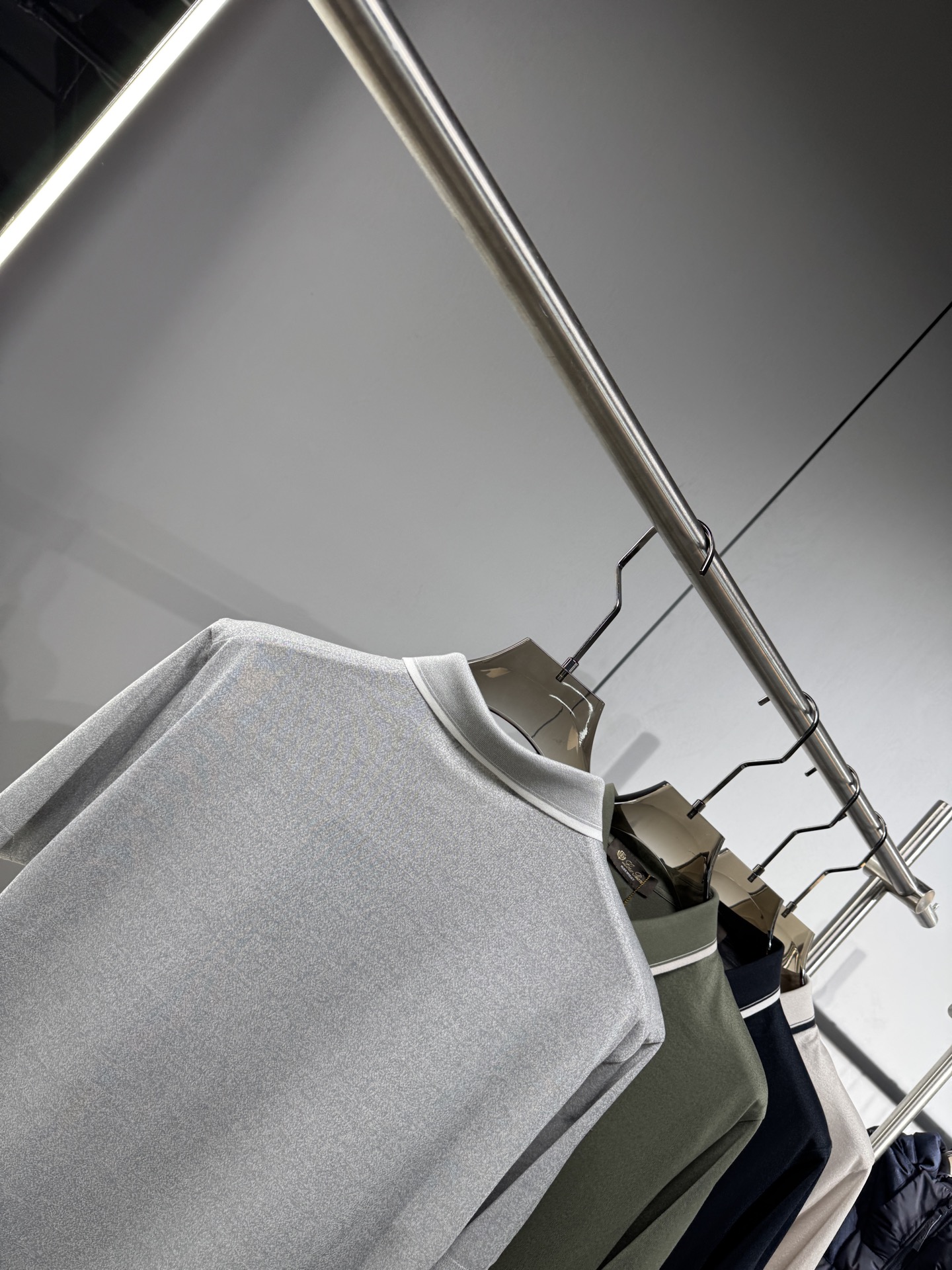 上新 26ss Loro Piana 春夏新款花灰起脚平纹短袖 原版定制 轻薄透气 上身丝滑舒适 高端大