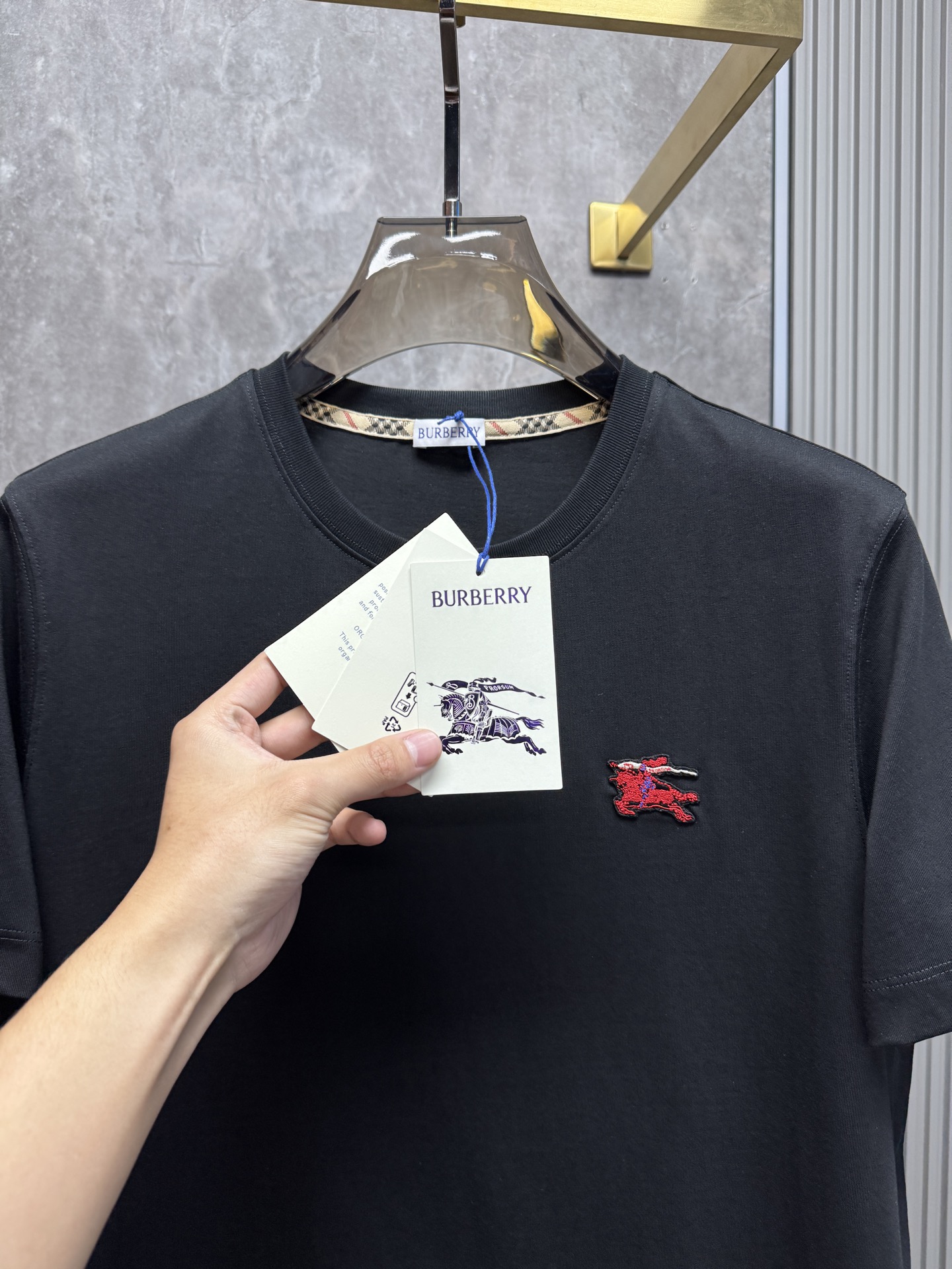 上新 26ss 巴宝莉春夏新款圆领短袖 原版定制 面料100%棉 轻薄透气 超级柔软上身丝滑舒适 高端大