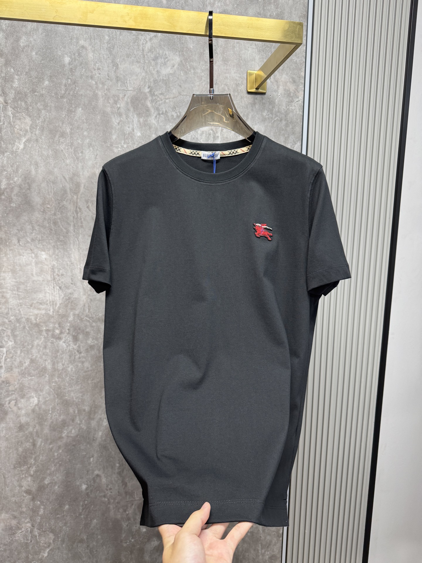 上新 26ss 巴宝莉春夏新款圆领短袖 原版定制 面料100%棉 轻薄透气 超级柔软上身丝滑舒适 高端大