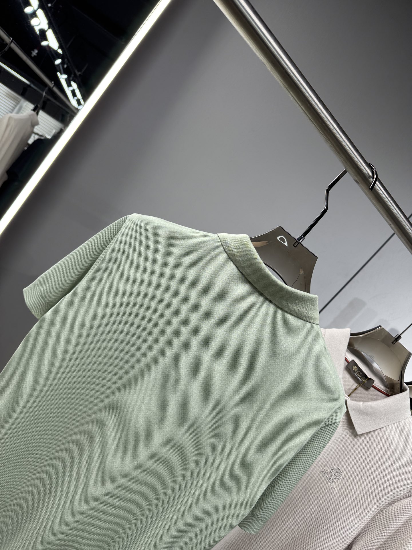 L春夏新品，针织Polo衫｜细腻针织肌理，触感软糯亲肤，透气不闷汗，胸口简约精致刺绣图案，低调有格调，提