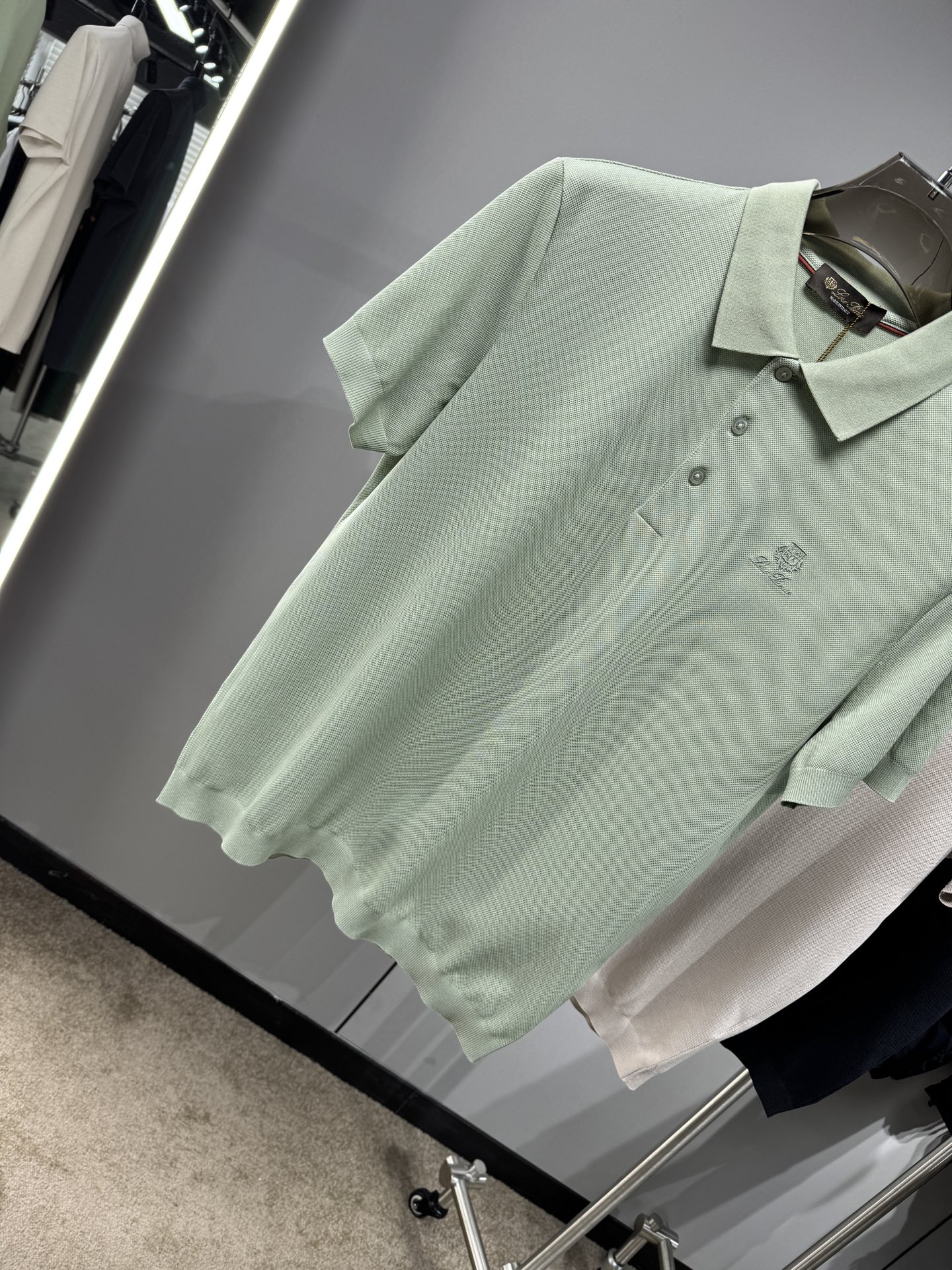 L春夏新品，针织Polo衫｜细腻针织肌理，触感软糯亲肤，透气不闷汗，胸口简约精致刺绣图案，低调有格调，提