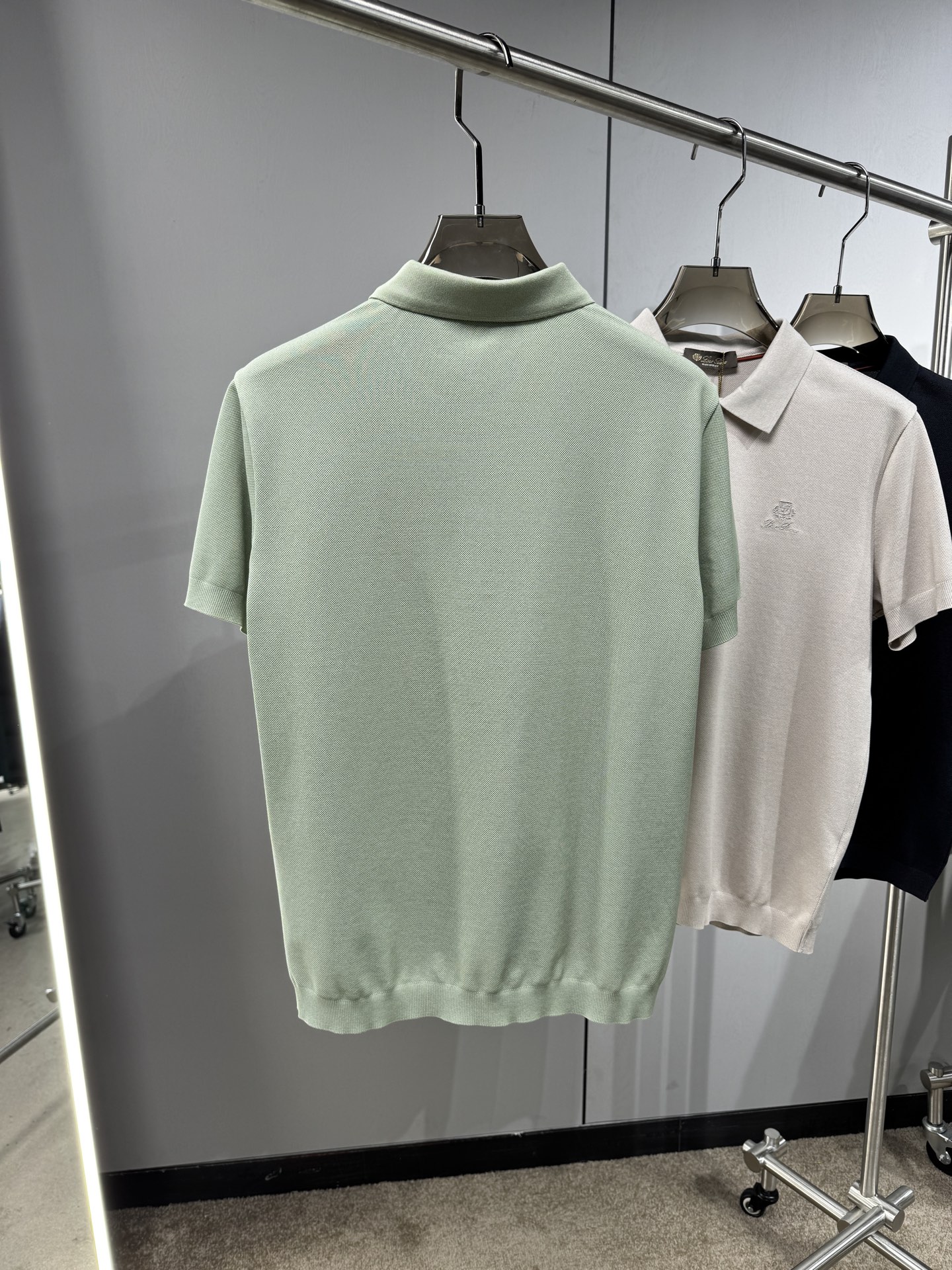 L春夏新品，针织Polo衫｜细腻针织肌理，触感软糯亲肤，透气不闷汗，胸口简约精致刺绣图案，低调有格调，提