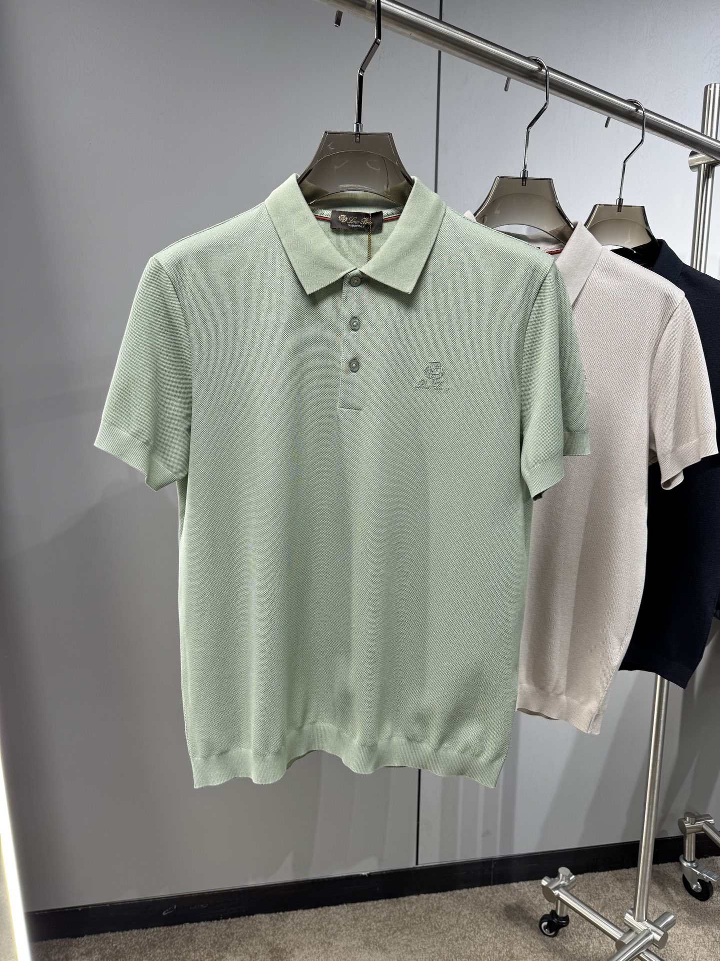 L春夏新品，针织Polo衫｜细腻针织肌理，触感软糯亲肤，透气不闷汗，胸口简约精致刺绣图案，低调有格调，提