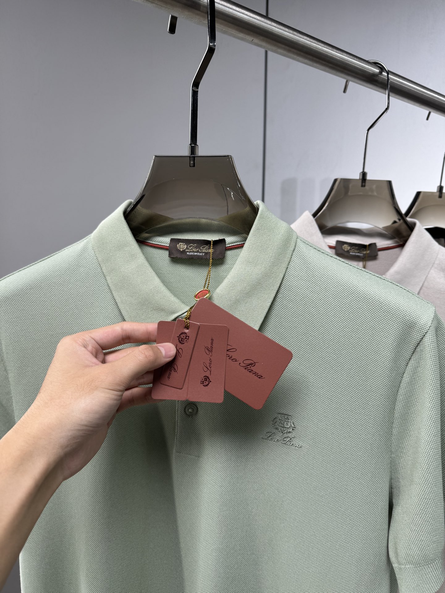 L春夏新品，针织Polo衫｜细腻针织肌理，触感软糯亲肤，透气不闷汗，胸口简约精致刺绣图案，低调有格调，提