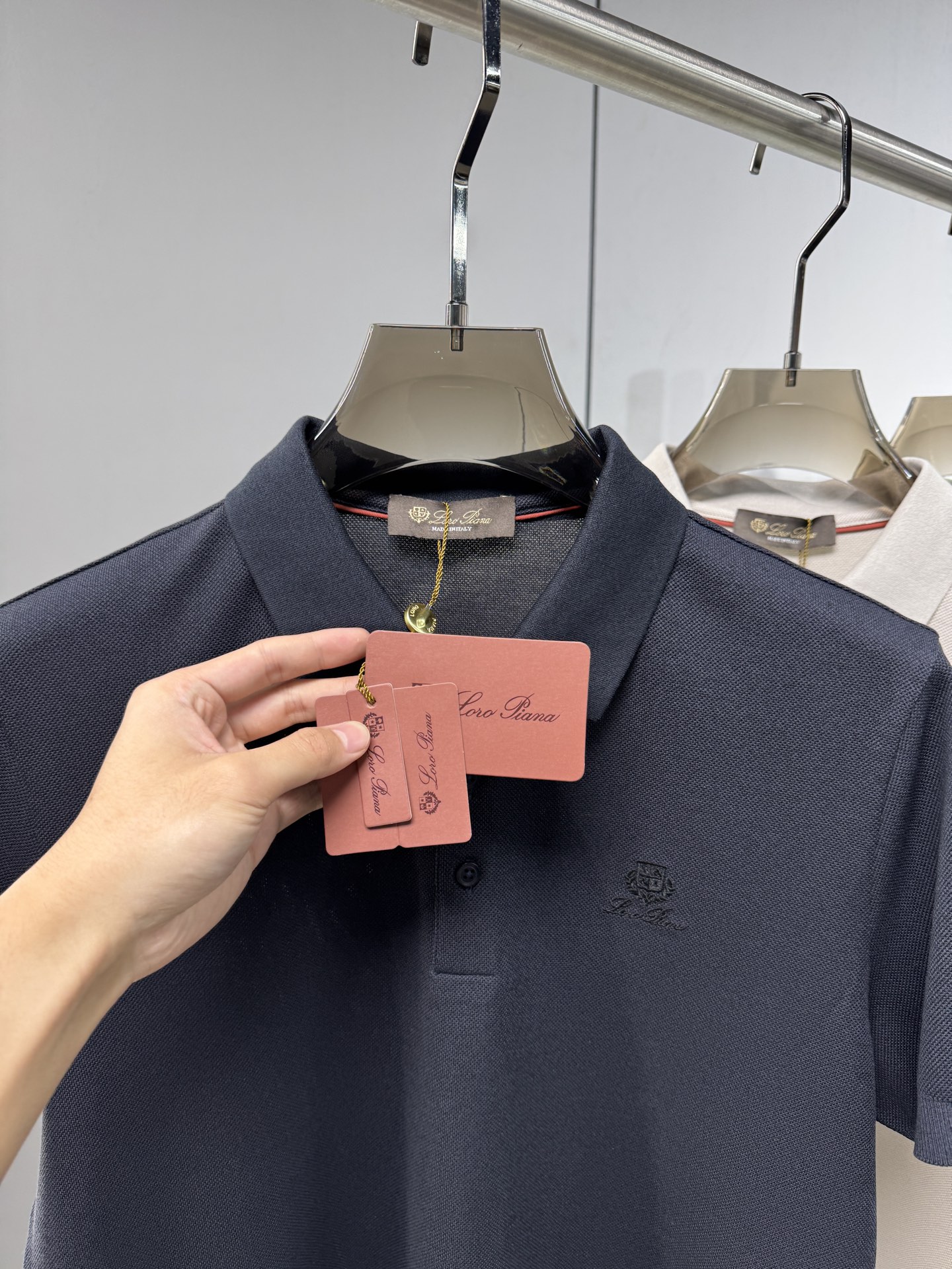 L春夏新品，针织Polo衫｜细腻针织肌理，触感软糯亲肤，透气不闷汗，胸口简约精致刺绣图案，低调有格调，提