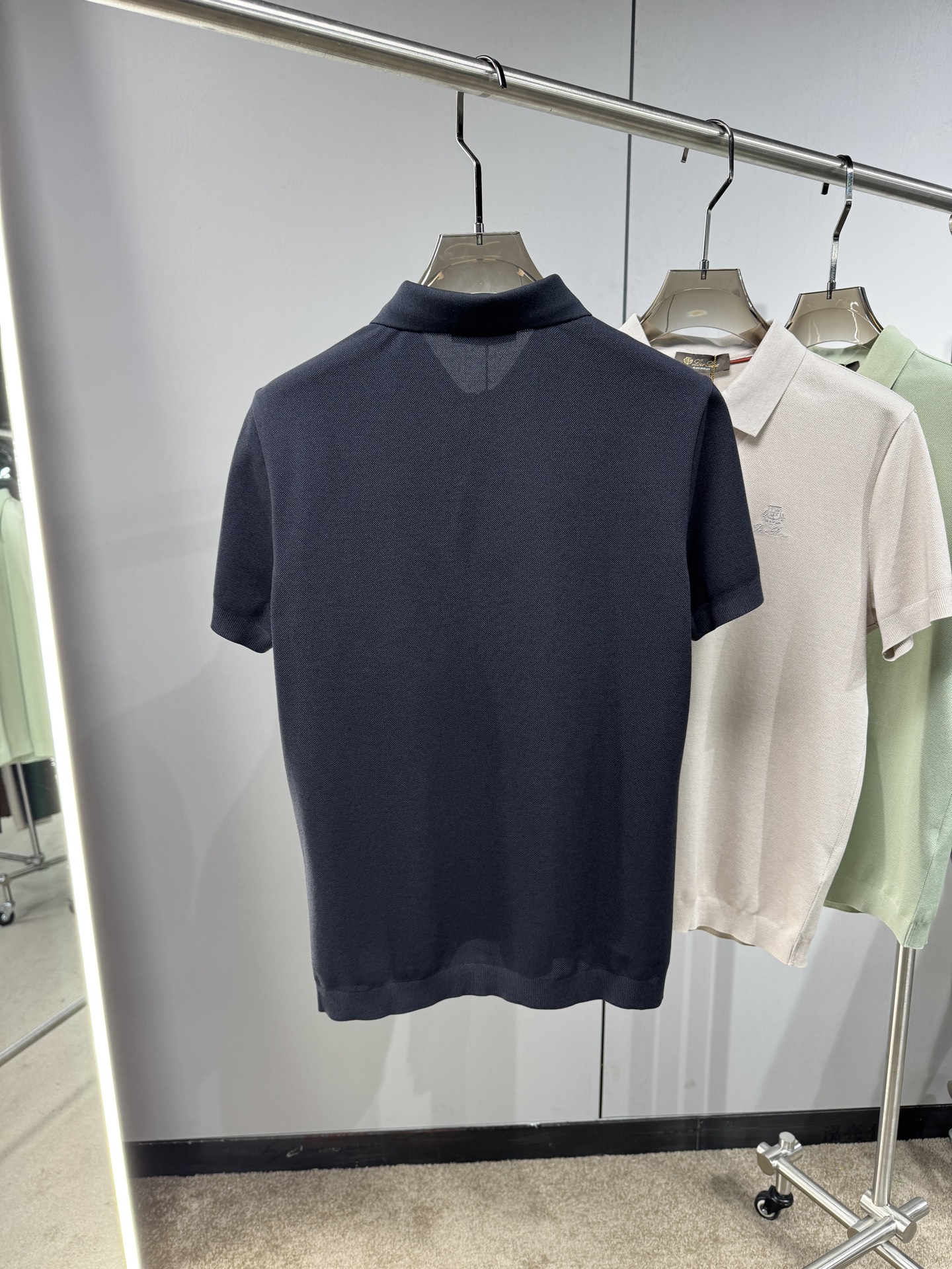 L春夏新品，针织Polo衫｜细腻针织肌理，触感软糯亲肤，透气不闷汗，胸口简约精致刺绣图案，低调有格调，提