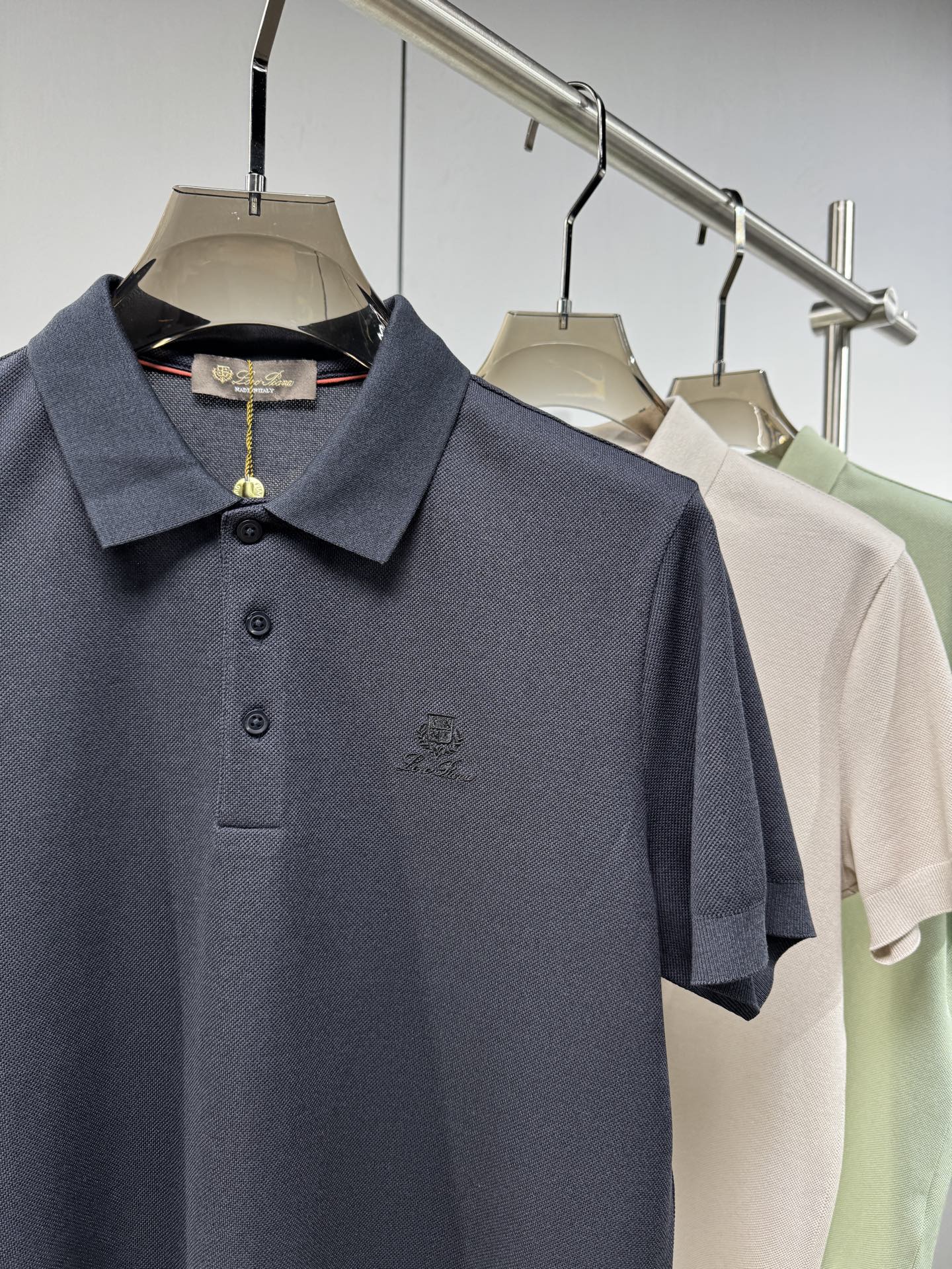 L春夏新品，针织Polo衫｜细腻针织肌理，触感软糯亲肤，透气不闷汗，胸口简约精致刺绣图案，低调有格调，提