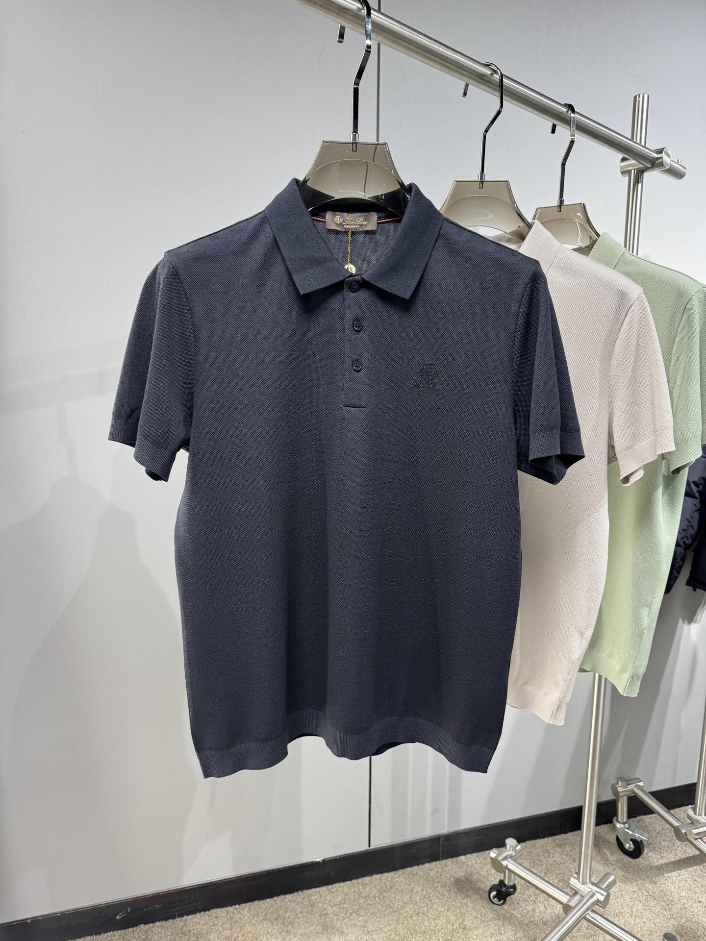 L春夏新品，针织Polo衫｜细腻针织肌理，触感软糯亲肤，透气不闷汗，胸口简约精致刺绣图案，低调有格调，提