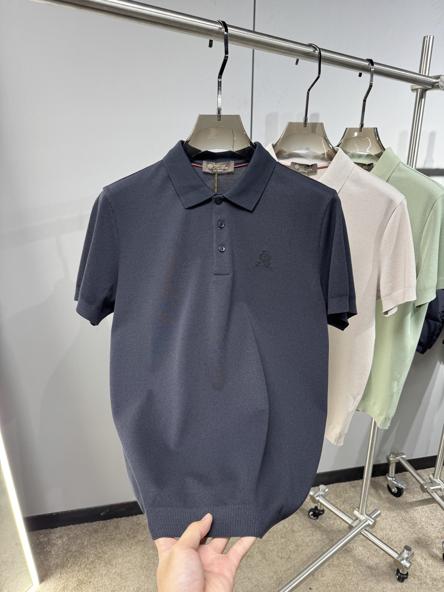 L春夏新品，针织Polo衫｜细腻针织肌理，触感软糯亲肤，透气不闷汗，胸口简约精致刺绣图案，低调有格调，提