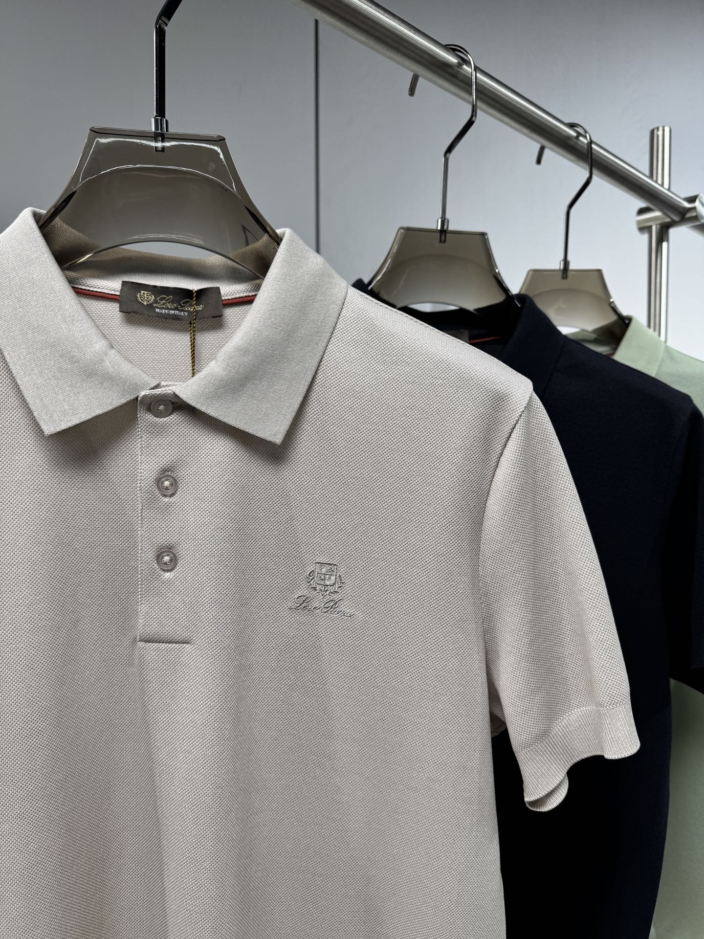 L春夏新品，针织Polo衫｜细腻针织肌理，触感软糯亲肤，透气不闷汗，胸口简约精致刺绣图案，低调有格调，提