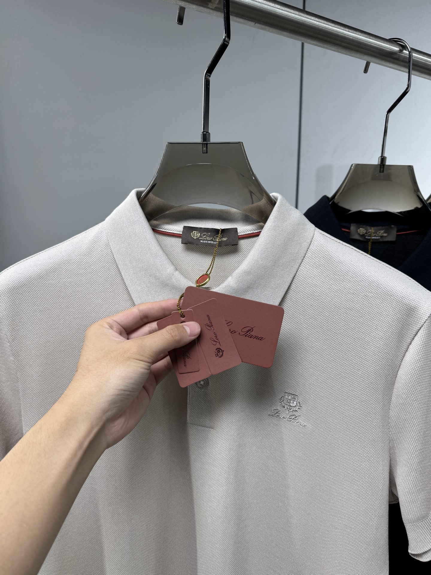 L春夏新品，针织Polo衫｜细腻针织肌理，触感软糯亲肤，透气不闷汗，胸口简约精致刺绣图案，低调有格调，提