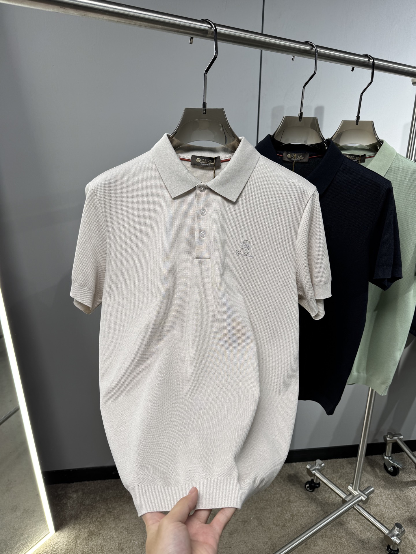 L春夏新品，针织Polo衫｜细腻针织肌理，触感软糯亲肤，透气不闷汗，胸口简约精致刺绣图案，低调有格调，提