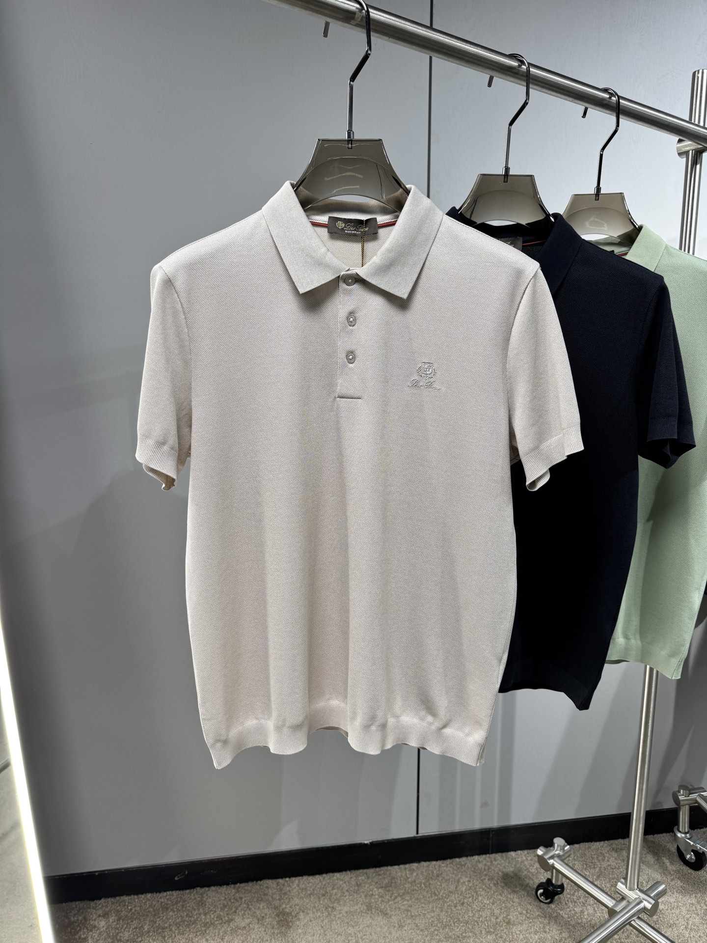 L春夏新品，针织Polo衫｜细腻针织肌理，触感软糯亲肤，透气不闷汗，胸口简约精致刺绣图案，低调有格调，提