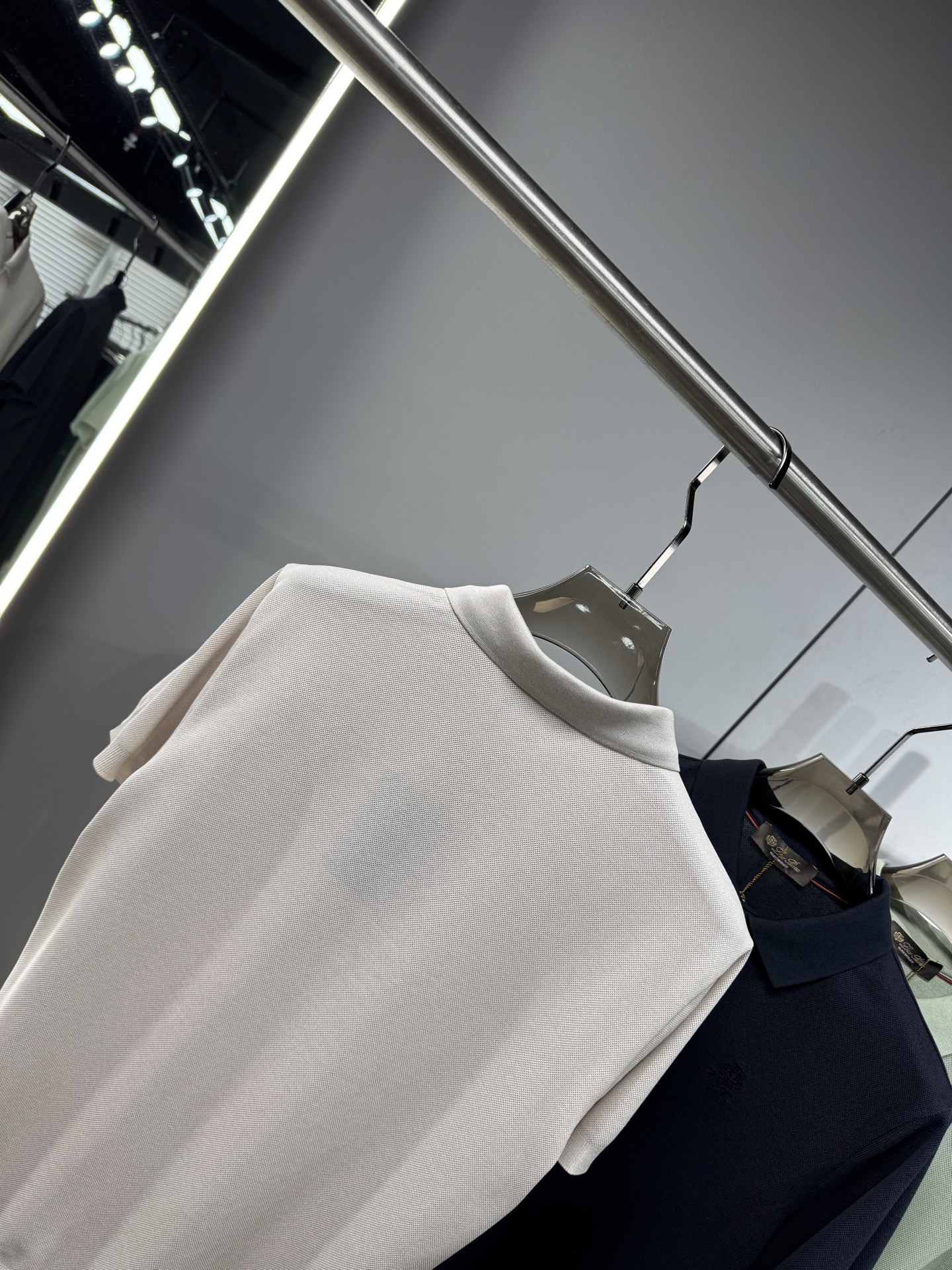 L春夏新品，针织Polo衫｜细腻针织肌理，触感软糯亲肤，透气不闷汗，胸口简约精致刺绣图案，低调有格调，提