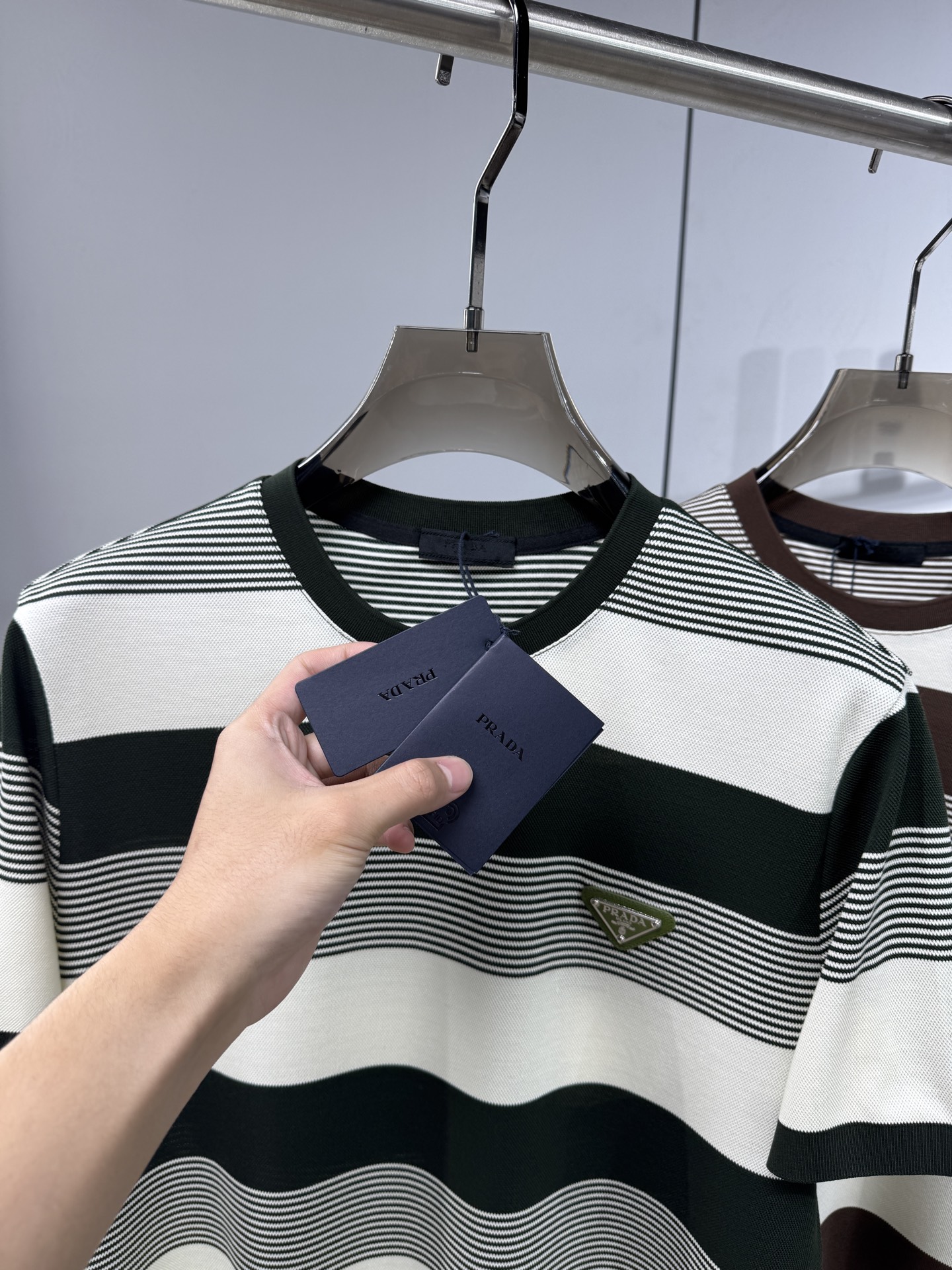 上新 26ss P家 早春新款起脚圆领短袖 原版定制 面料选用珠地棉 轻薄透气 上身丝滑舒适 高端大气经