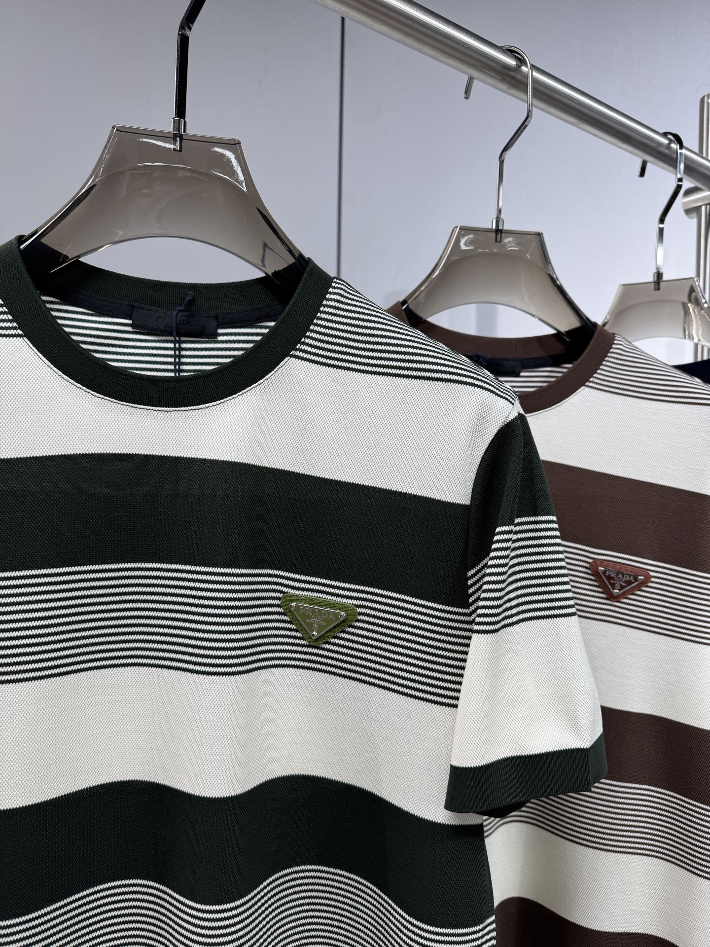 上新 26ss P家 早春新款起脚圆领短袖 原版定制 面料选用珠地棉 轻薄透气 上身丝滑舒适 高端大气经