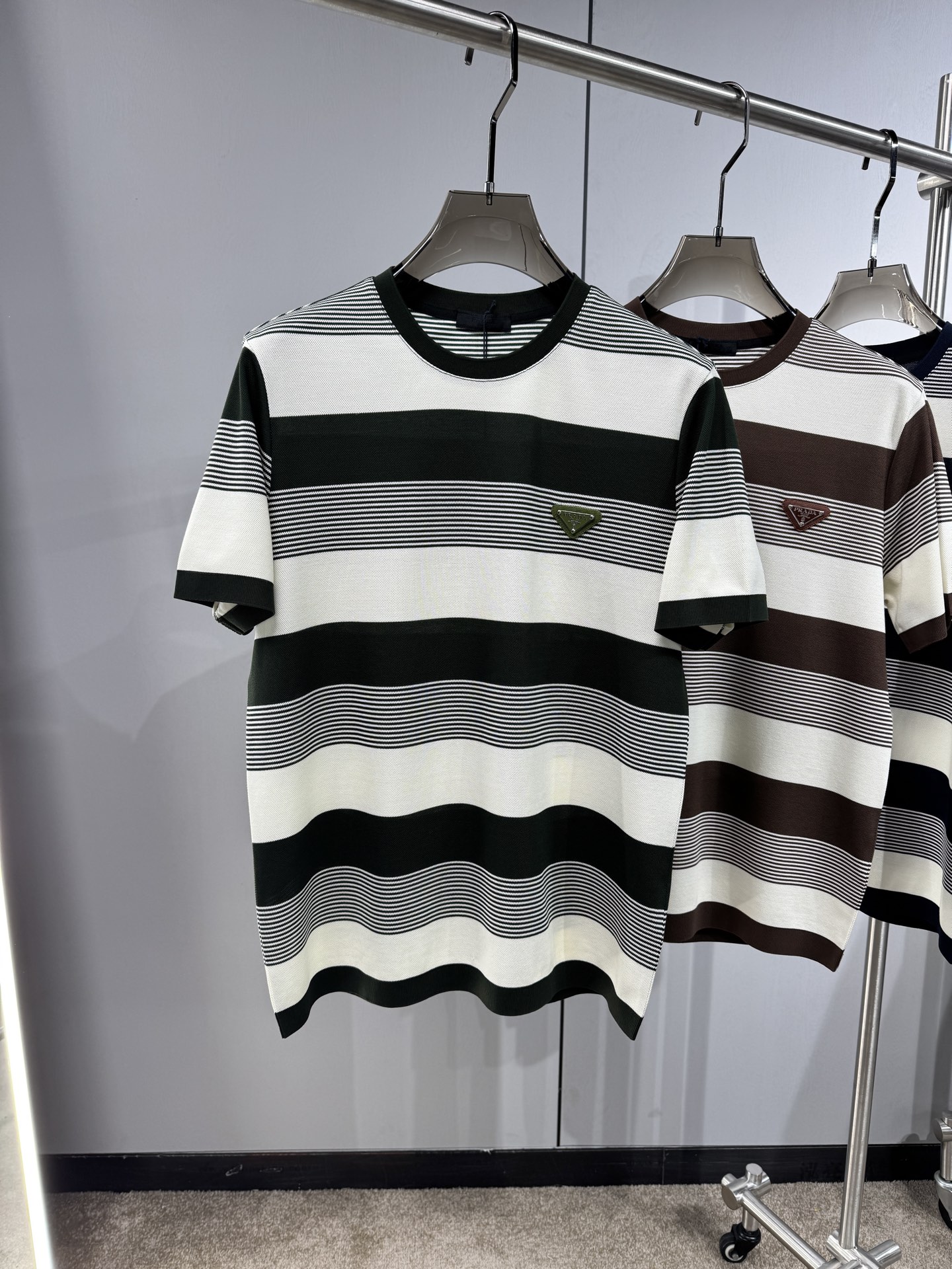 上新 26ss P家 早春新款起脚圆领短袖 原版定制 面料选用珠地棉 轻薄透气 上身丝滑舒适 高端大气经