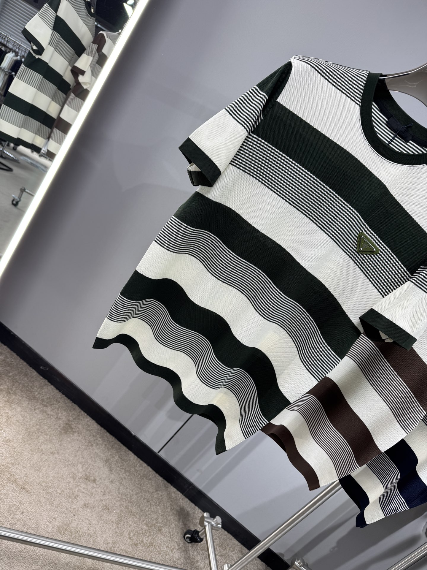 上新 26ss P家 早春新款起脚圆领短袖 原版定制 面料选用珠地棉 轻薄透气 上身丝滑舒适 高端大气经