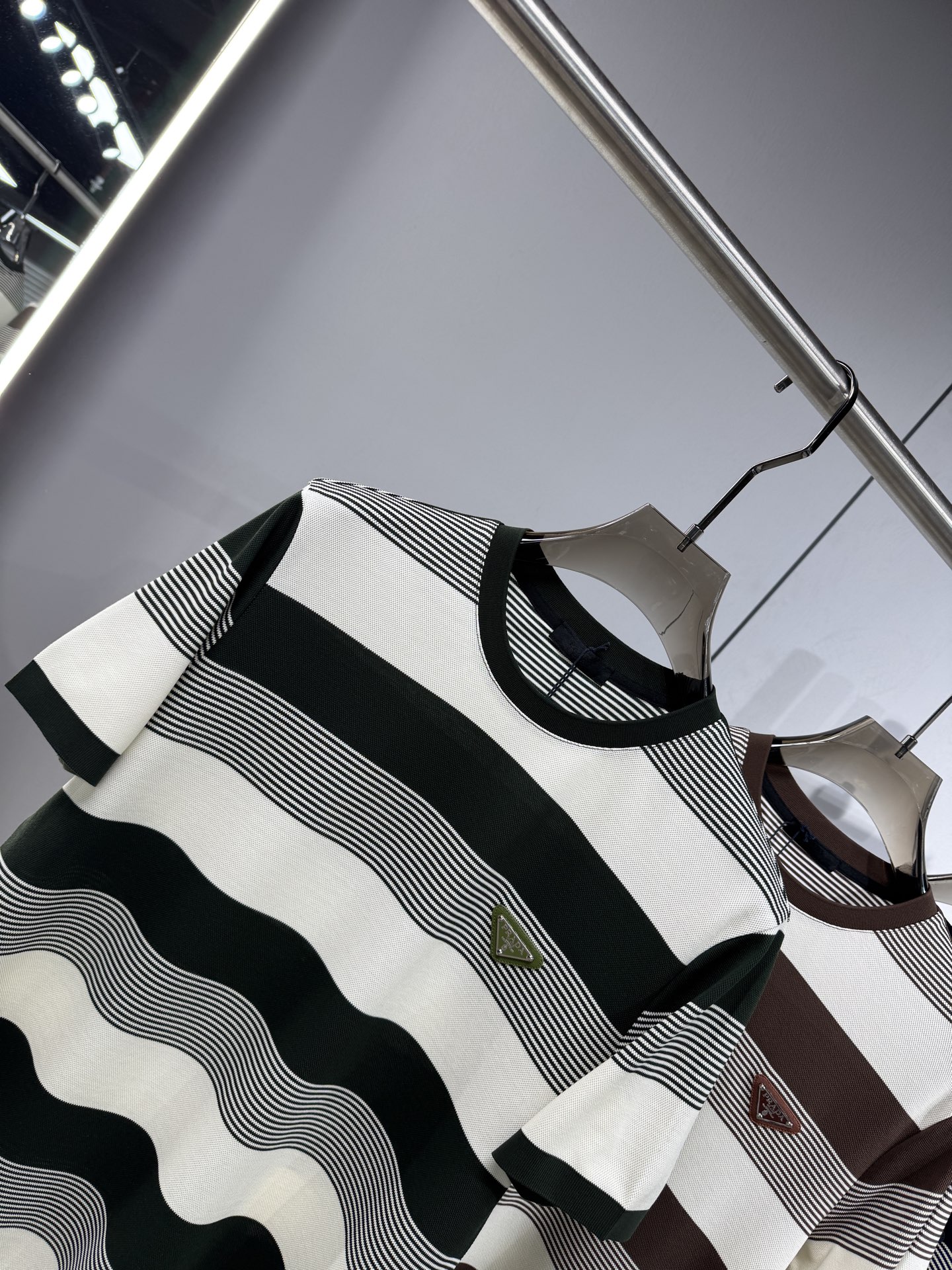 上新 26ss P家 早春新款起脚圆领短袖 原版定制 面料选用珠地棉 轻薄透气 上身丝滑舒适 高端大气经