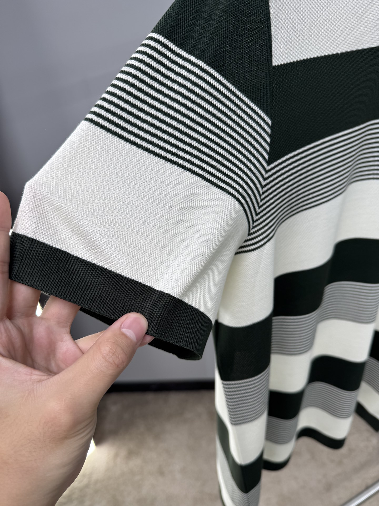 上新 26ss P家 早春新款起脚圆领短袖 原版定制 面料选用珠地棉 轻薄透气 上身丝滑舒适 高端大气经