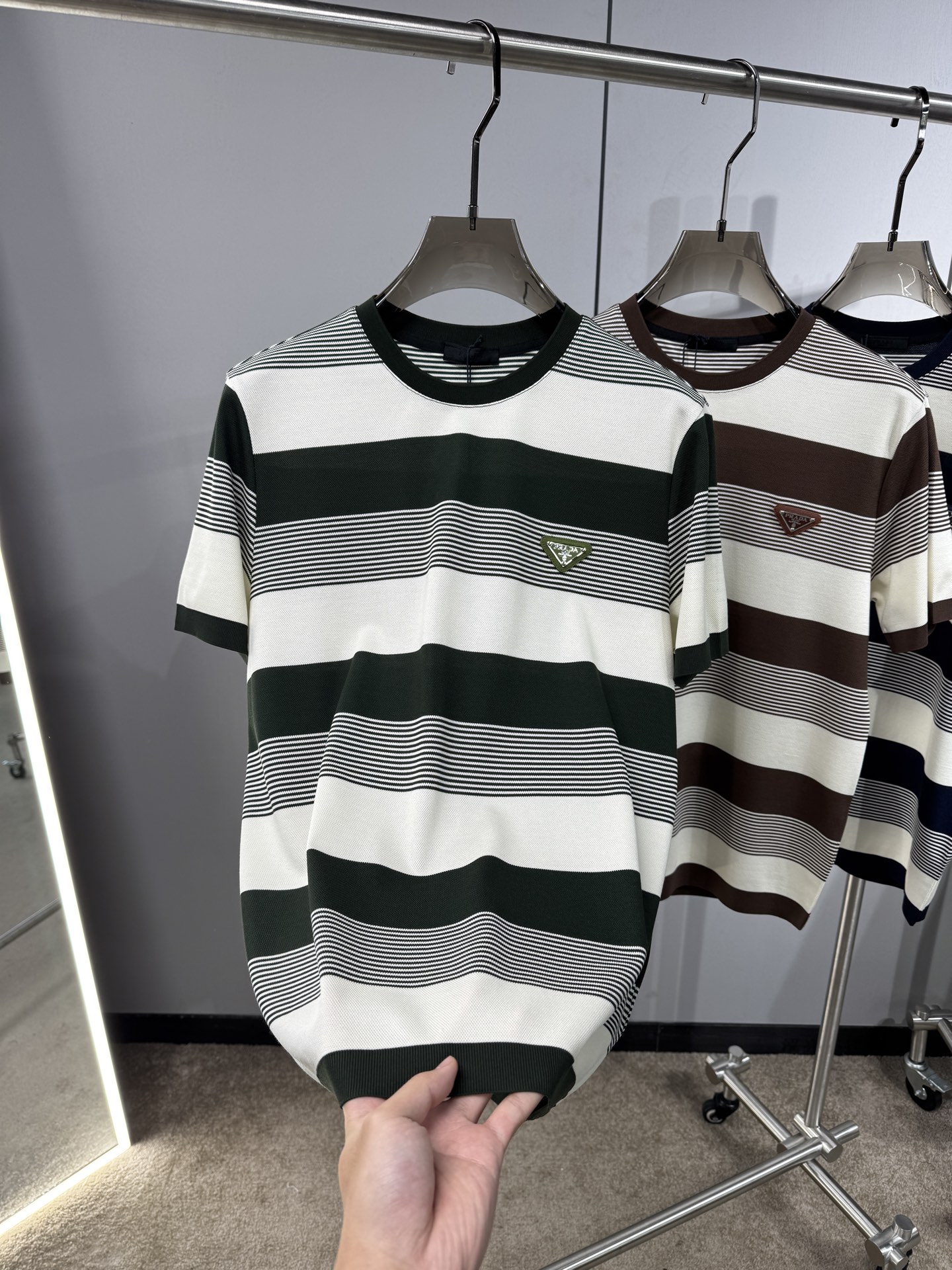 上新 26ss P家 早春新款起脚圆领短袖 原版定制 面料选用珠地棉 轻薄透气 上身丝滑舒适 高端大气经