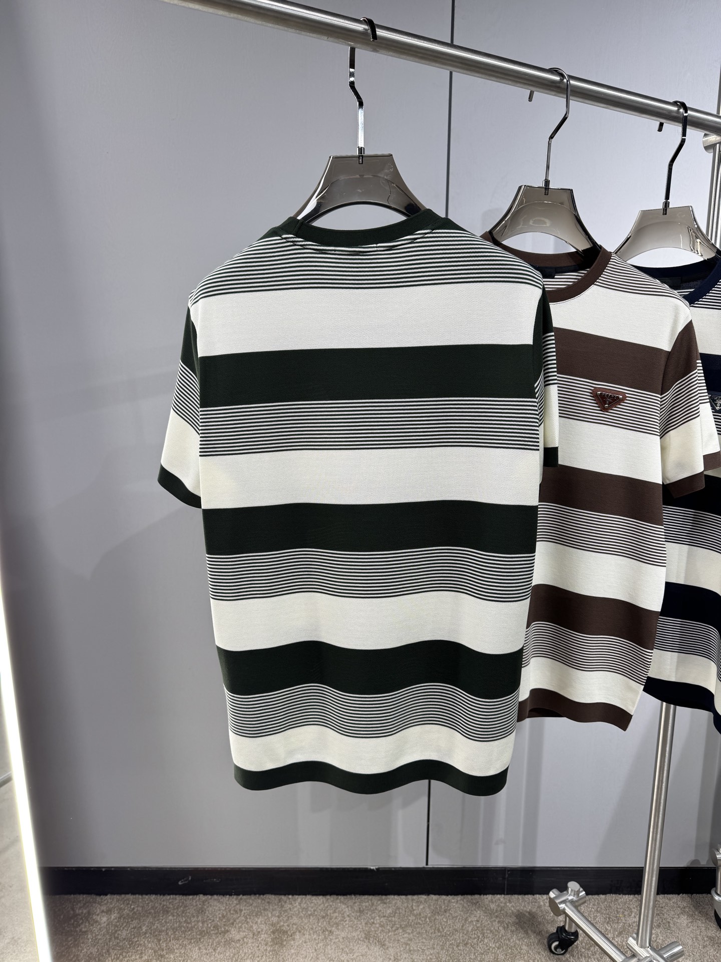 上新 26ss P家 早春新款起脚圆领短袖 原版定制 面料选用珠地棉 轻薄透气 上身丝滑舒适 高端大气经