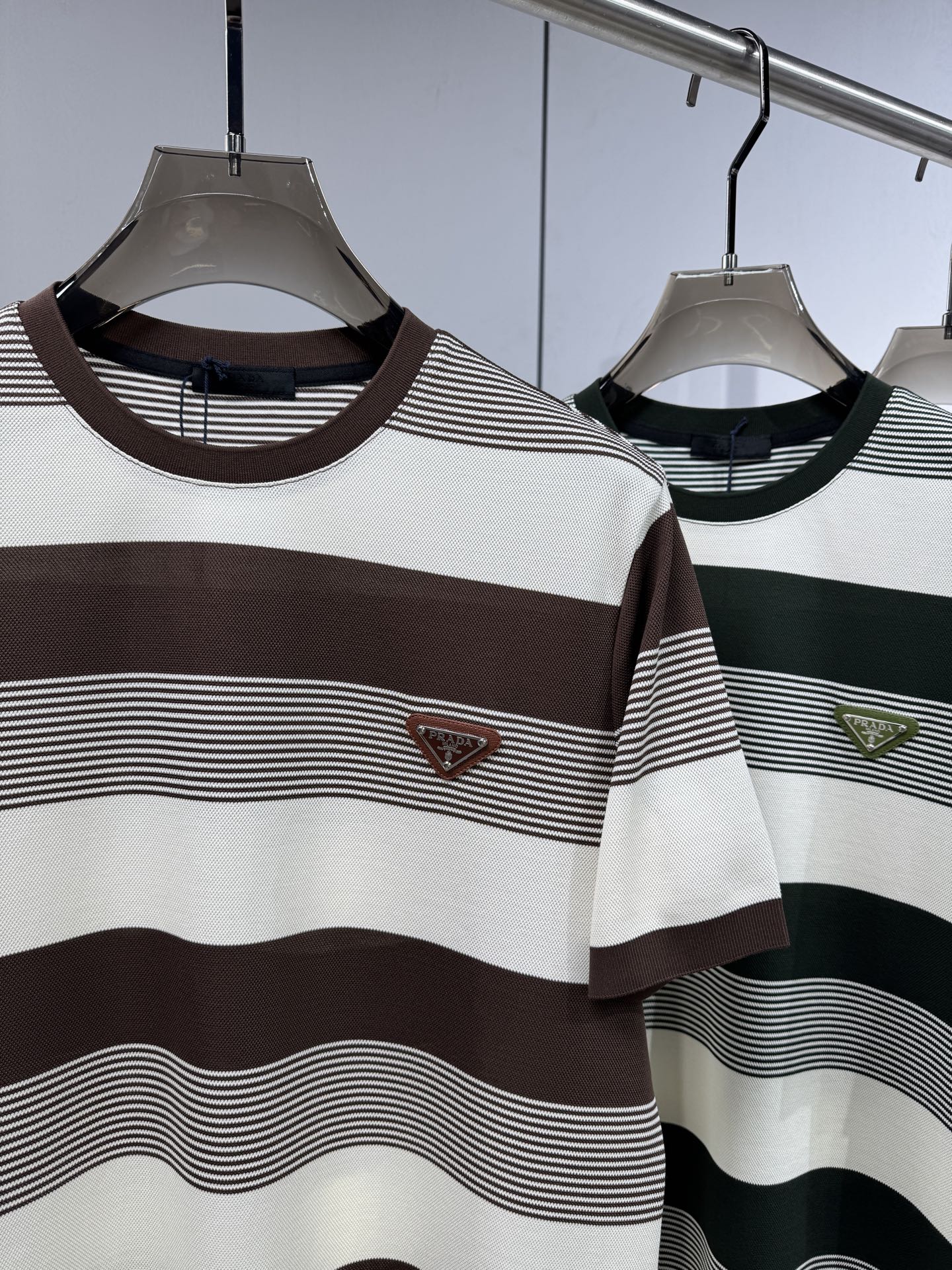 上新 26ss P家 早春新款起脚圆领短袖 原版定制 面料选用珠地棉 轻薄透气 上身丝滑舒适 高端大气经