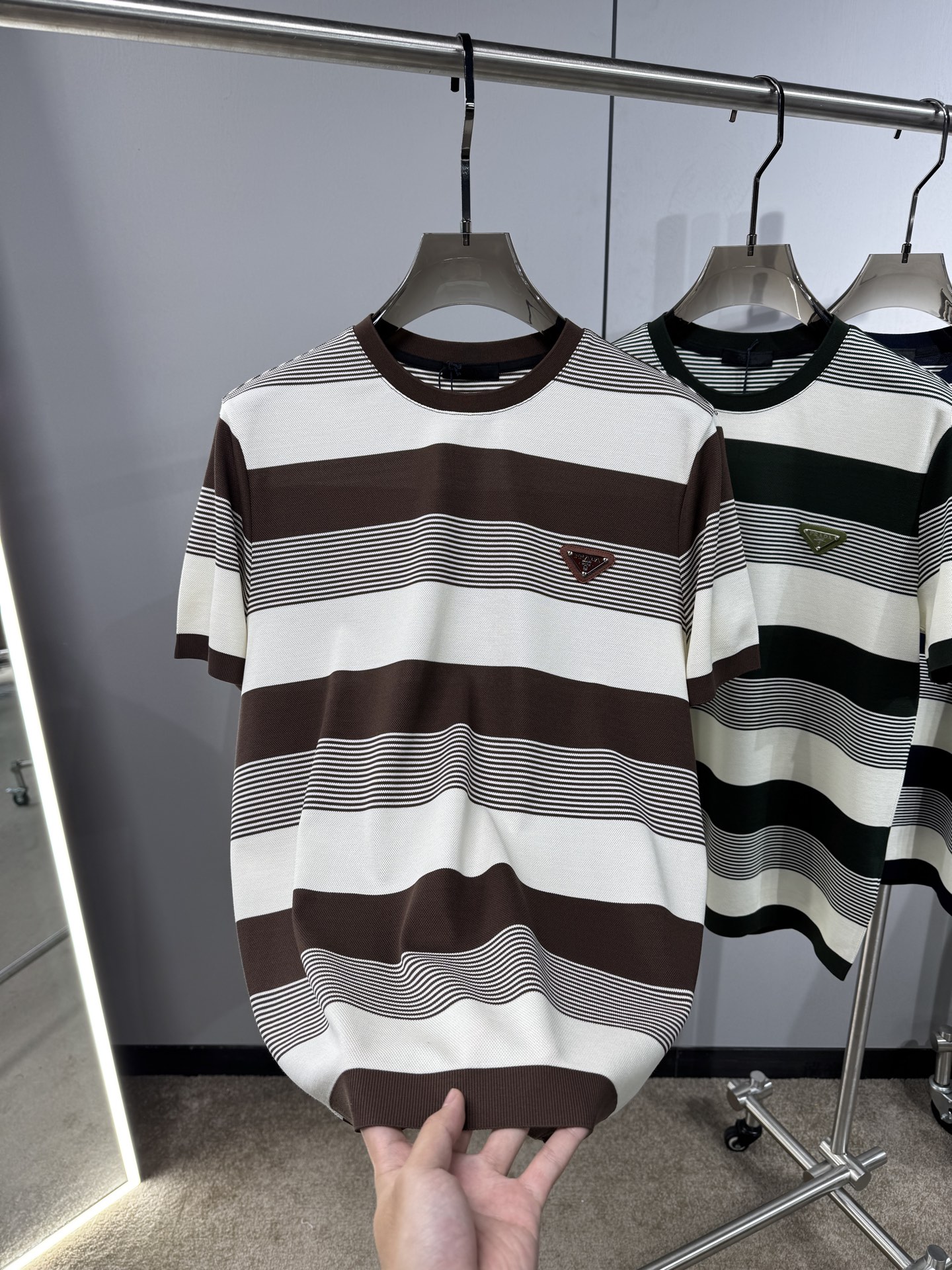 上新 26ss P家 早春新款起脚圆领短袖 原版定制 面料选用珠地棉 轻薄透气 上身丝滑舒适 高端大气经