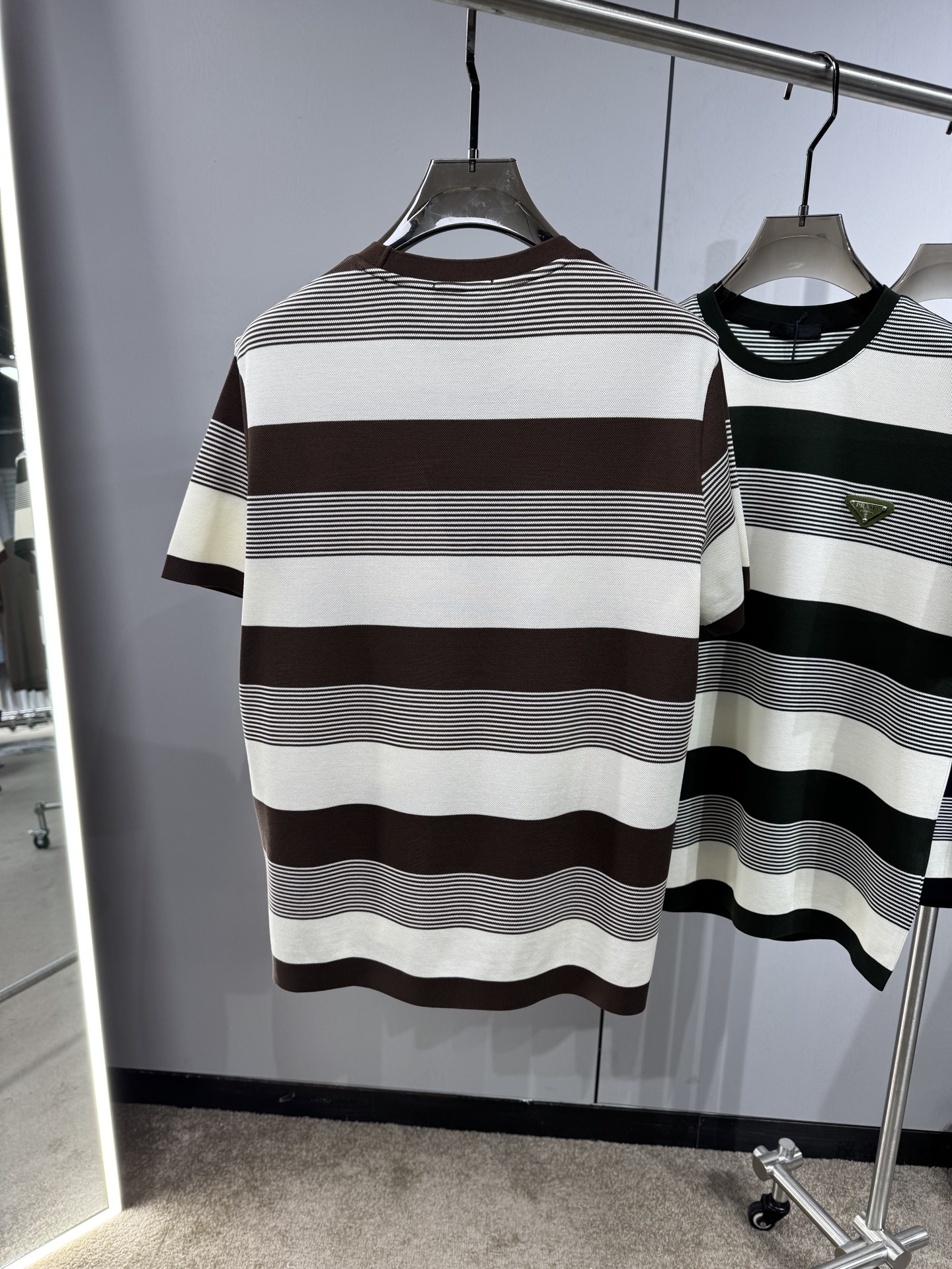 上新 26ss P家 早春新款起脚圆领短袖 原版定制 面料选用珠地棉 轻薄透气 上身丝滑舒适 高端大气经