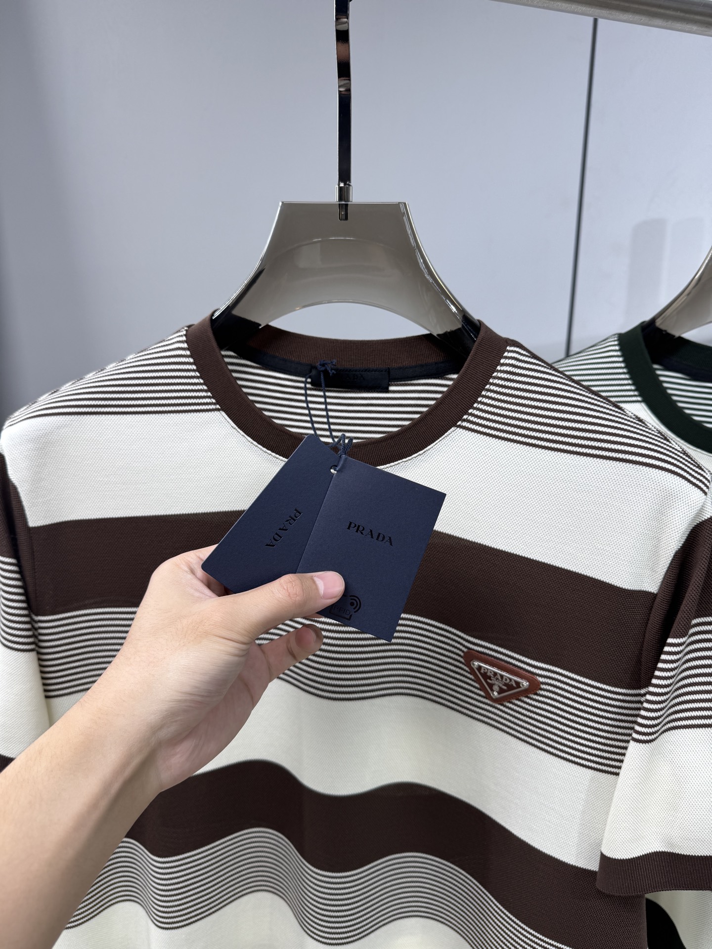 上新 26ss P家 早春新款起脚圆领短袖 原版定制 面料选用珠地棉 轻薄透气 上身丝滑舒适 高端大气经