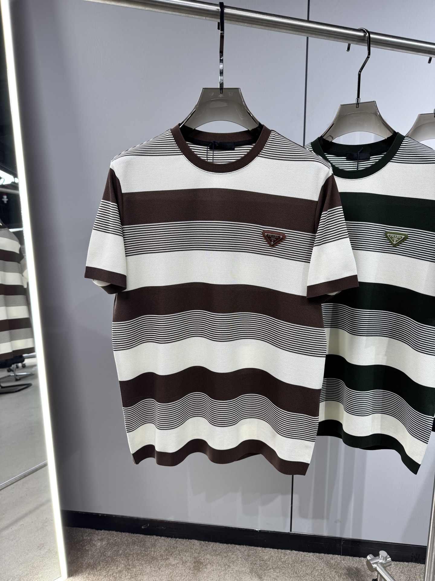 上新 26ss P家 早春新款起脚圆领短袖 原版定制 面料选用珠地棉 轻薄透气 上身丝滑舒适 高端大气经