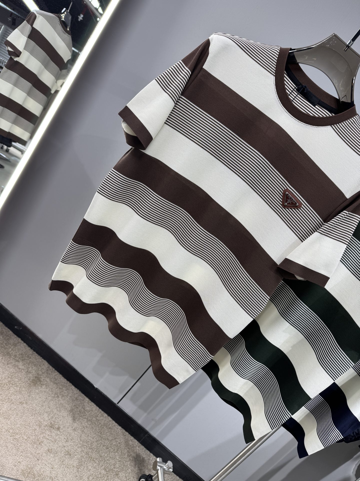 上新 26ss P家 早春新款起脚圆领短袖 原版定制 面料选用珠地棉 轻薄透气 上身丝滑舒适 高端大气经