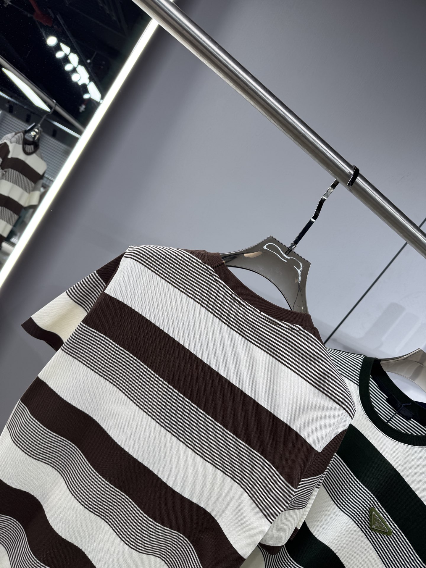 上新 26ss P家 早春新款起脚圆领短袖 原版定制 面料选用珠地棉 轻薄透气 上身丝滑舒适 高端大气经