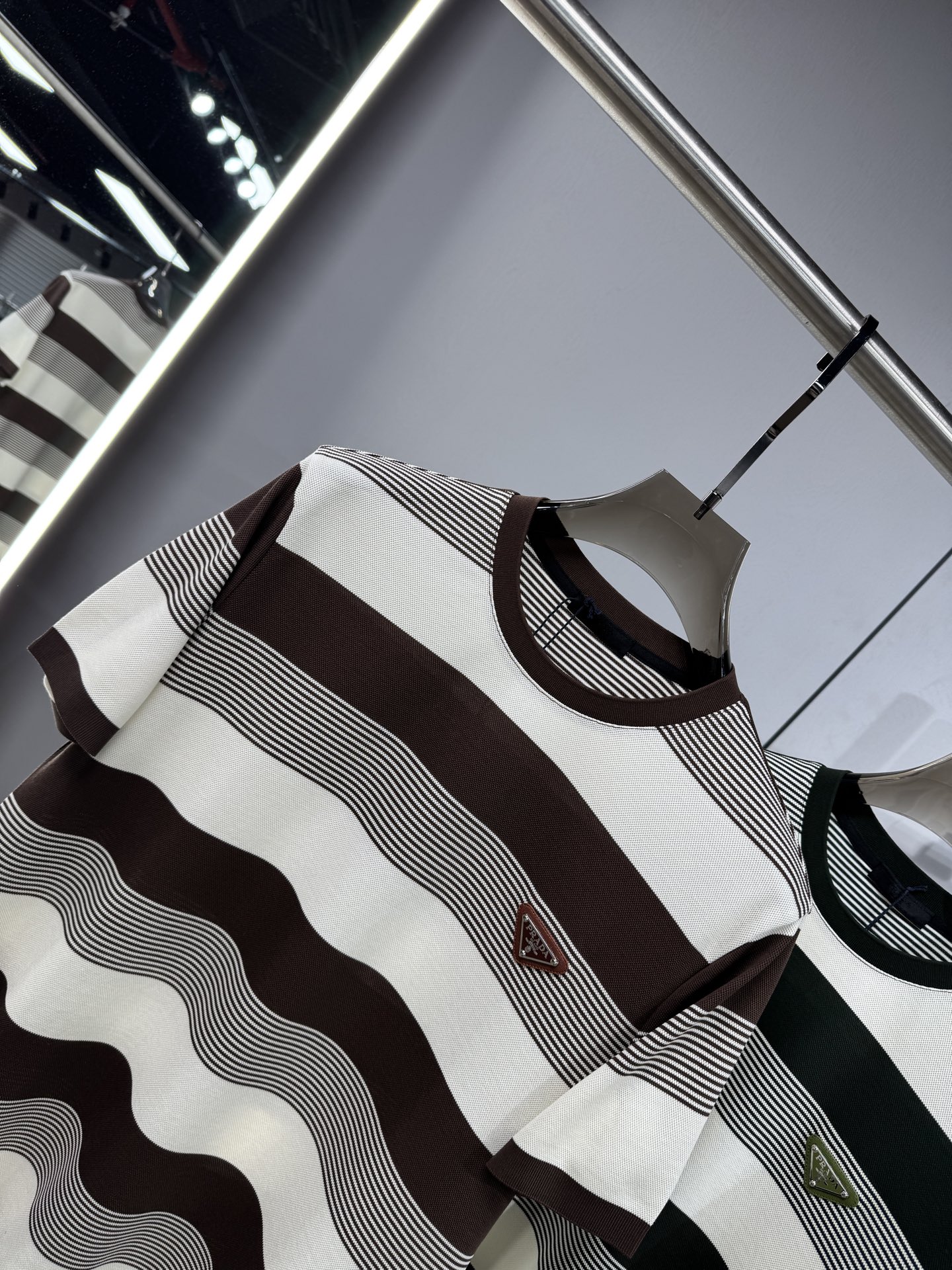 上新 26ss P家 早春新款起脚圆领短袖 原版定制 面料选用珠地棉 轻薄透气 上身丝滑舒适 高端大气经