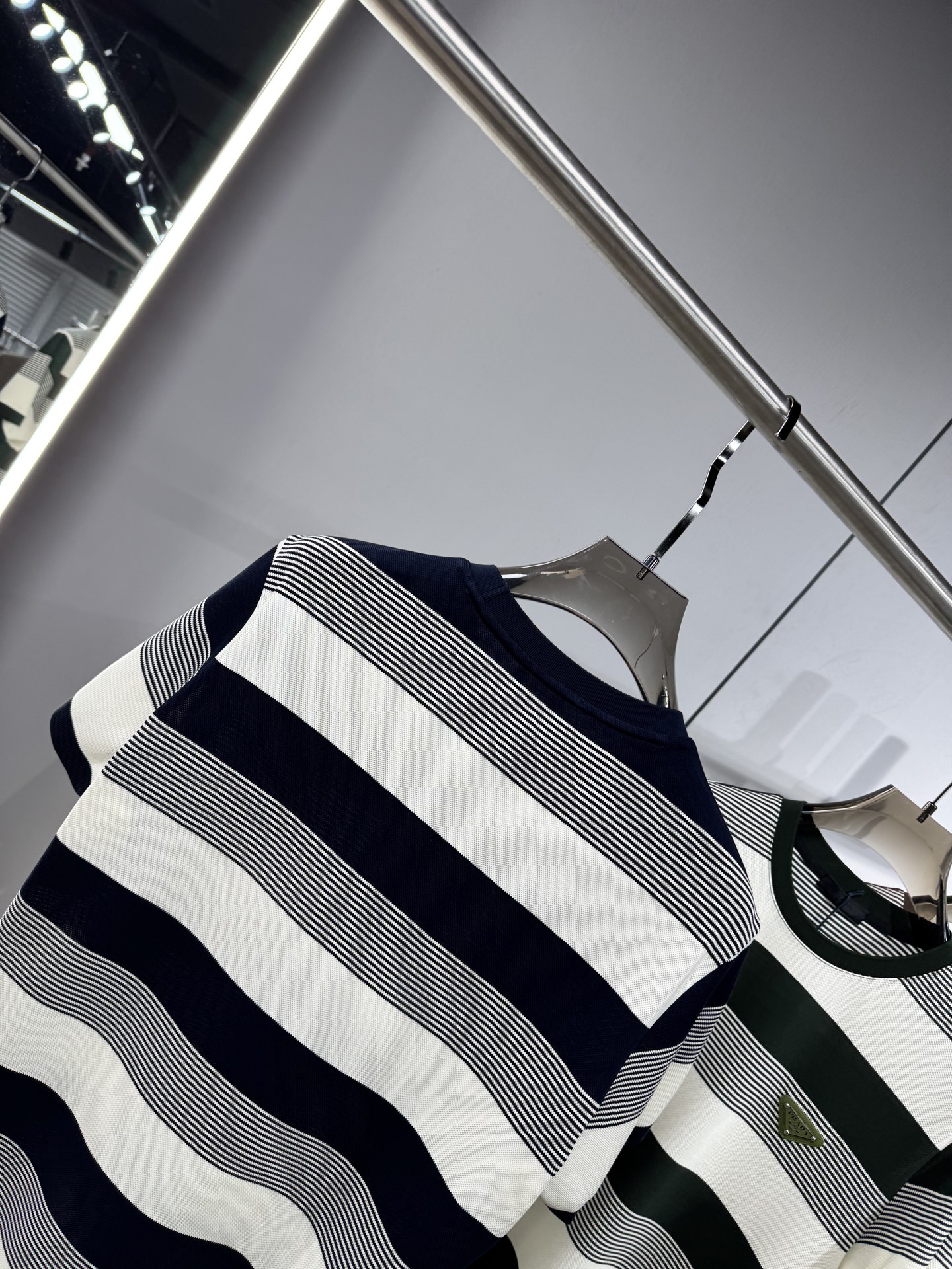 上新 26ss P家 早春新款起脚圆领短袖 原版定制 面料选用珠地棉 轻薄透气 上身丝滑舒适 高端大气经