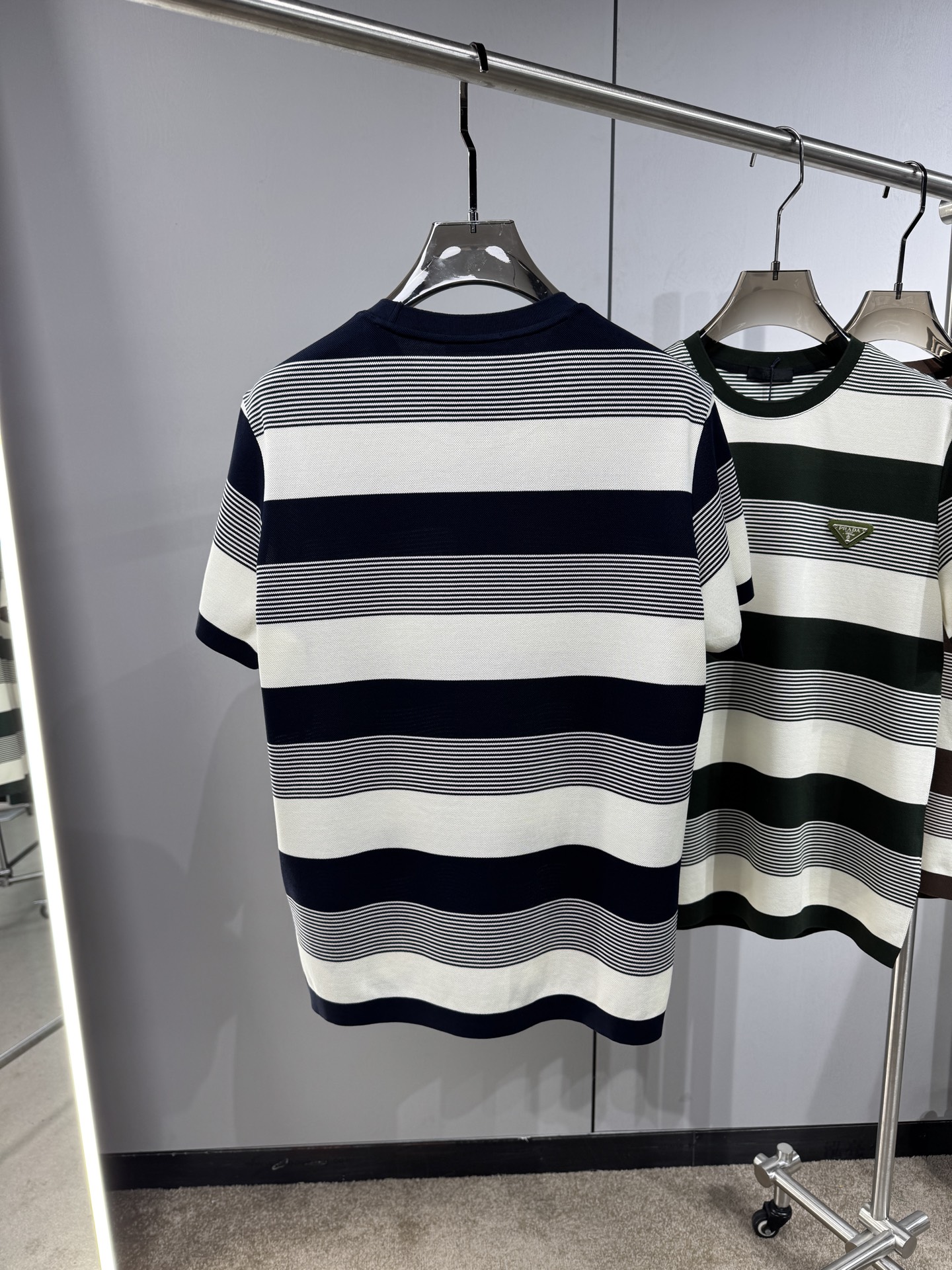 上新 26ss P家 早春新款起脚圆领短袖 原版定制 面料选用珠地棉 轻薄透气 上身丝滑舒适 高端大气经