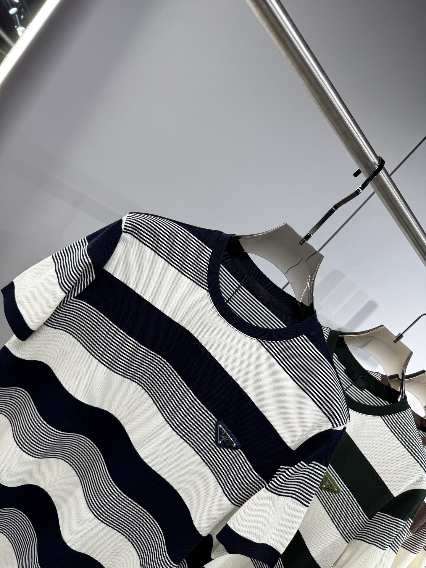 上新 26ss P家 早春新款起脚圆领短袖 原版定制 面料选用珠地棉 轻薄透气 上身丝滑舒适 高端大气经