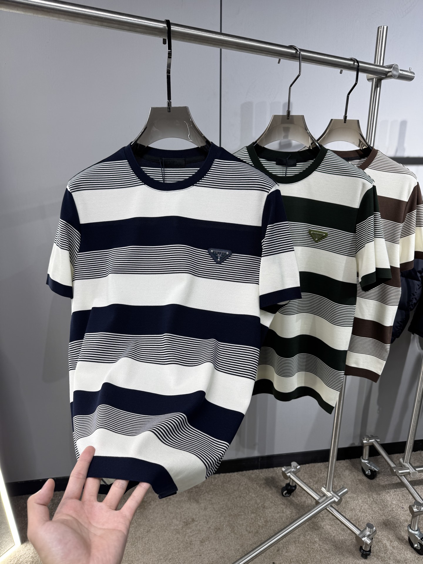 上新 26ss P家 早春新款起脚圆领短袖 原版定制 面料选用珠地棉 轻薄透气 上身丝滑舒适 高端大气经