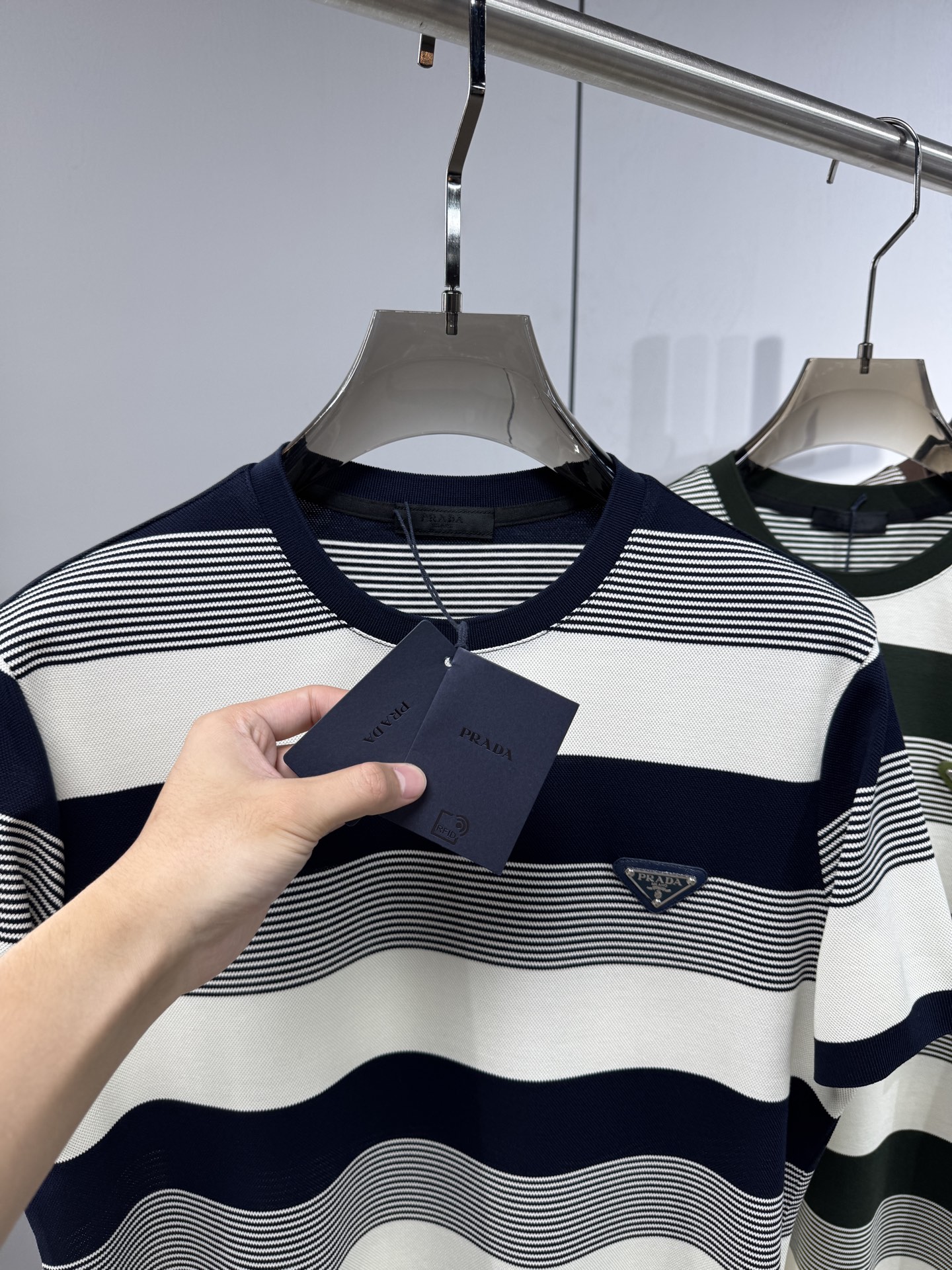 上新 26ss P家 早春新款起脚圆领短袖 原版定制 面料选用珠地棉 轻薄透气 上身丝滑舒适 高端大气经