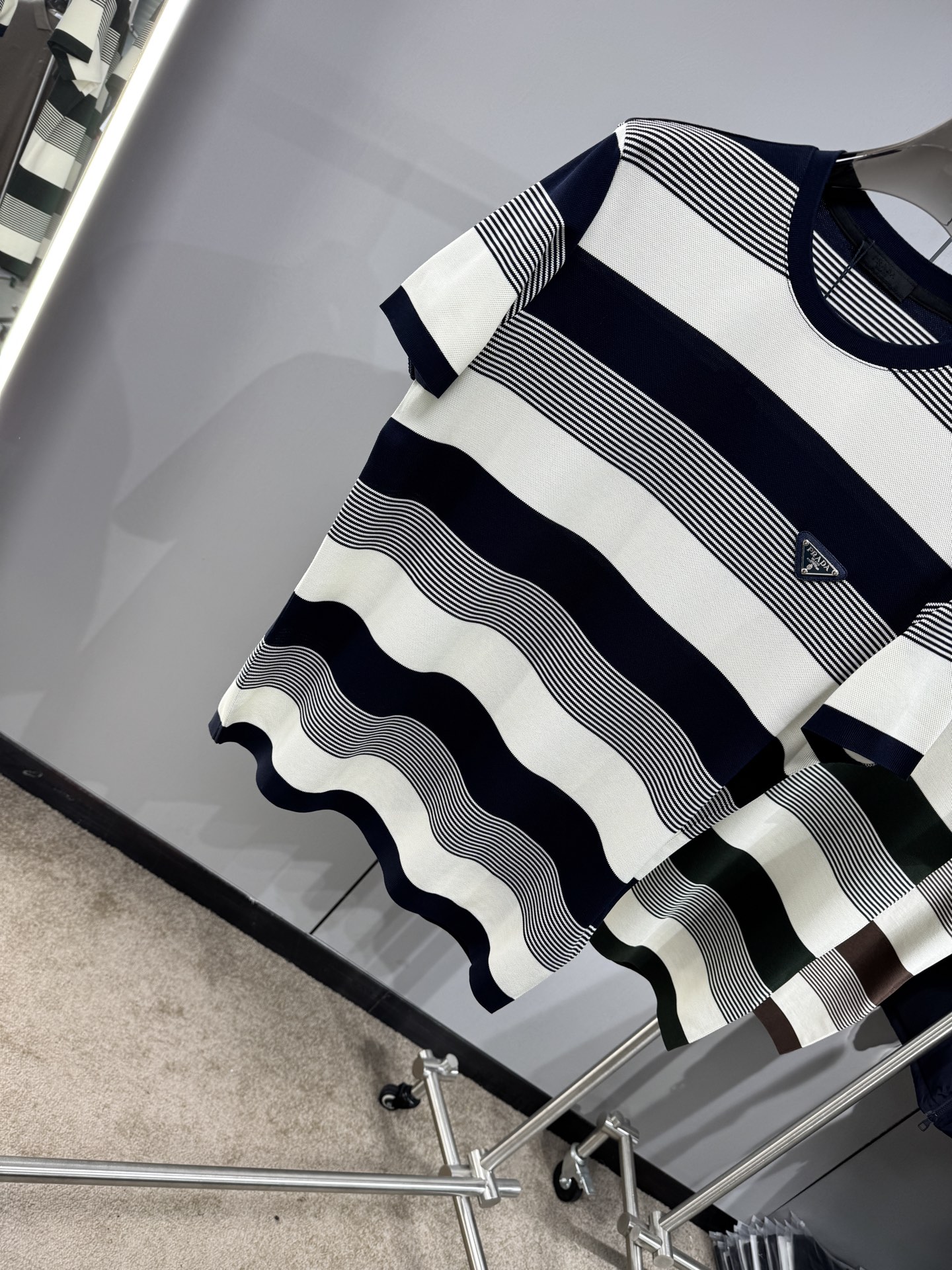 上新 26ss P家 早春新款起脚圆领短袖 原版定制 面料选用珠地棉 轻薄透气 上身丝滑舒适 高端大气经