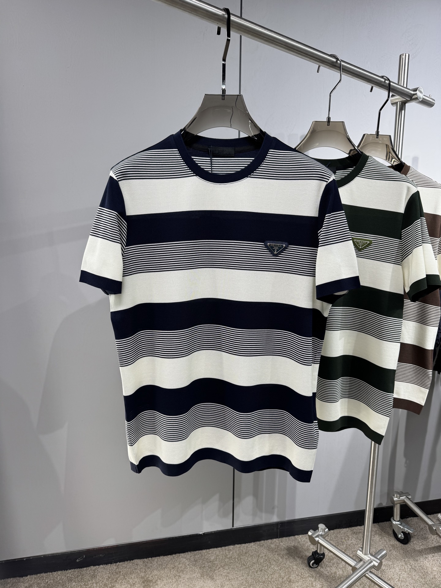 上新 26ss P家 早春新款起脚圆领短袖 原版定制 面料选用珠地棉 轻薄透气 上身丝滑舒适 高端大气经