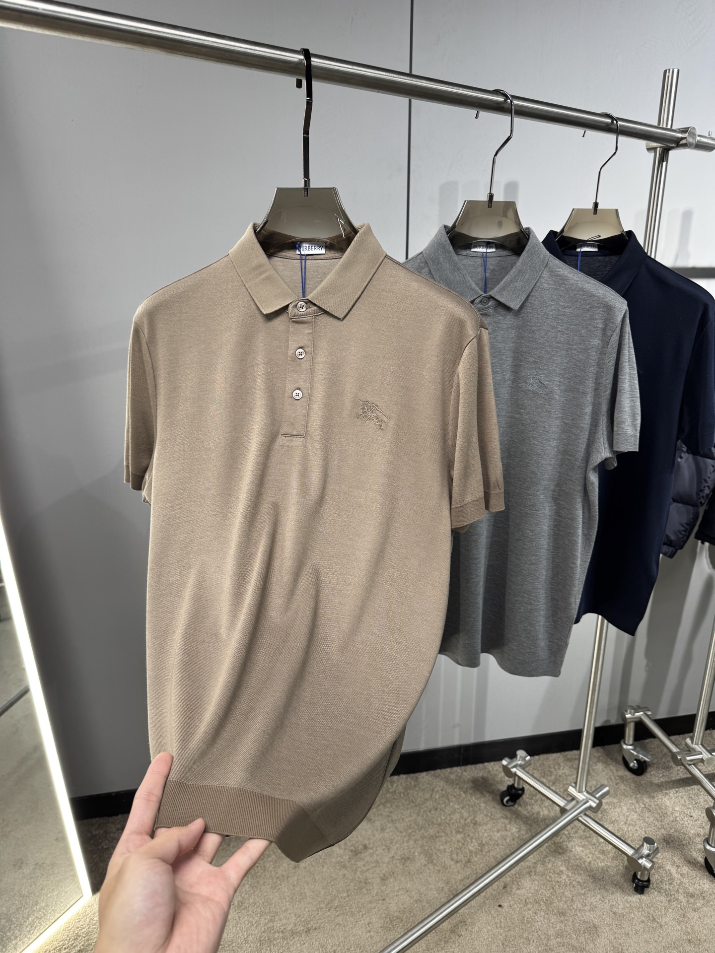 上新 26ss 巴宝莉 早春新款起脚Polo 原版定制 面料选用羊毛珠地棉 轻薄透气 上身丝滑舒适 高端