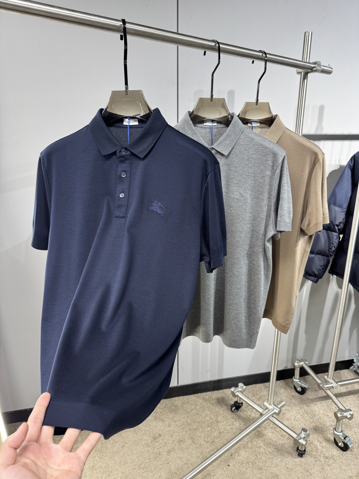 上新 26ss 巴宝莉 早春新款起脚Polo 原版定制 面料选用羊毛珠地棉 轻薄透气 上身丝滑舒适 高端