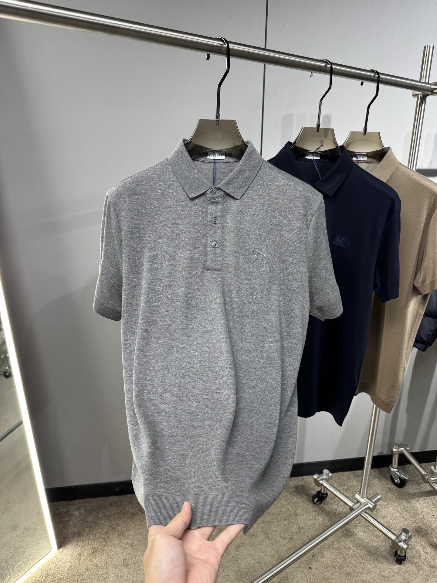 上新 26ss 巴宝莉 早春新款起脚Polo 原版定制 面料选用羊毛珠地棉 轻薄透气 上身丝滑舒适 高端