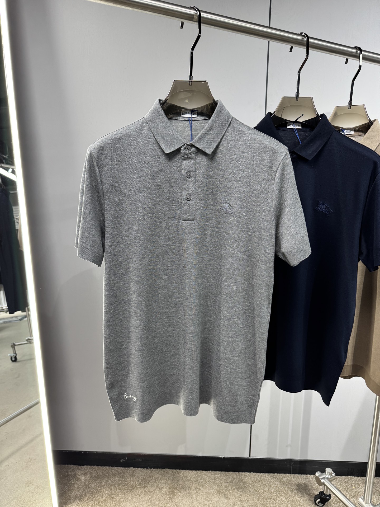 上新 26ss 巴宝莉 早春新款起脚Polo 原版定制 面料选用羊毛珠地棉 轻薄透气 上身丝滑舒适 高端