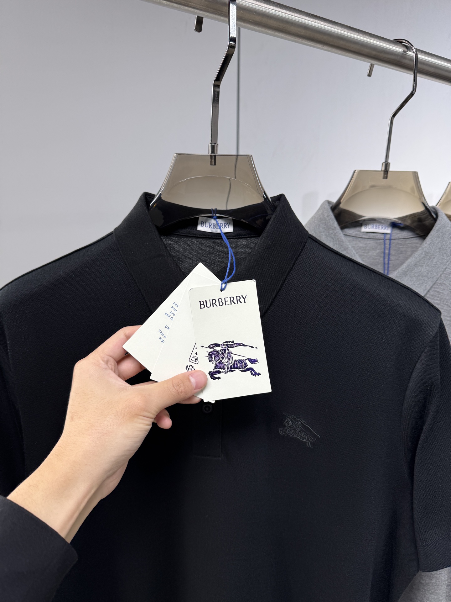 上新 26ss 巴宝莉 早春新款起脚Polo 原版定制 面料选用羊毛珠地棉 轻薄透气 上身丝滑舒适 高端