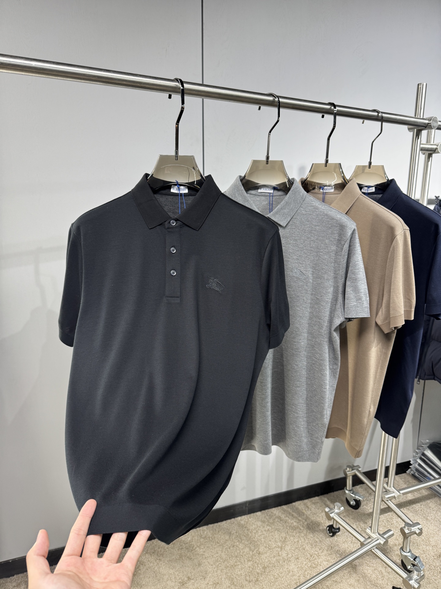 上新 26ss 巴宝莉 早春新款起脚Polo 原版定制 面料选用羊毛珠地棉 轻薄透气 上身丝滑舒适 高端